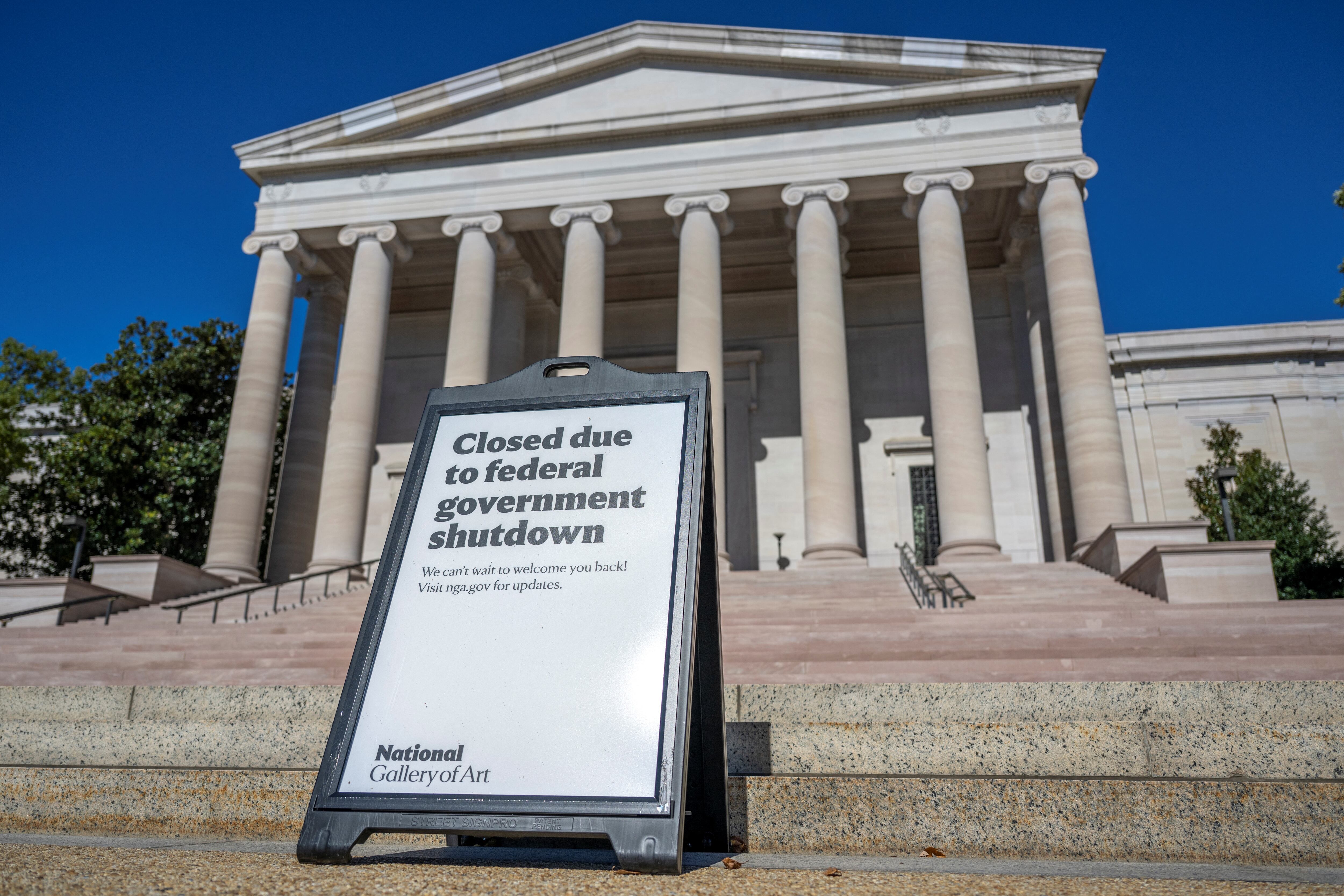 Un cartel indica que la Galería Nacional de Arte de Washington, D.C., estará cerrada el 21 de octubre de 2025 debido al cierre del gobierno estadounidense. El cierre del gobierno estadounidense se prolongó durante su tercera semana, con el Congreso paralizado por un conflicto sobre el gasto y sin una solución a la vista para una crisis que ya ha costado miles de empleos.