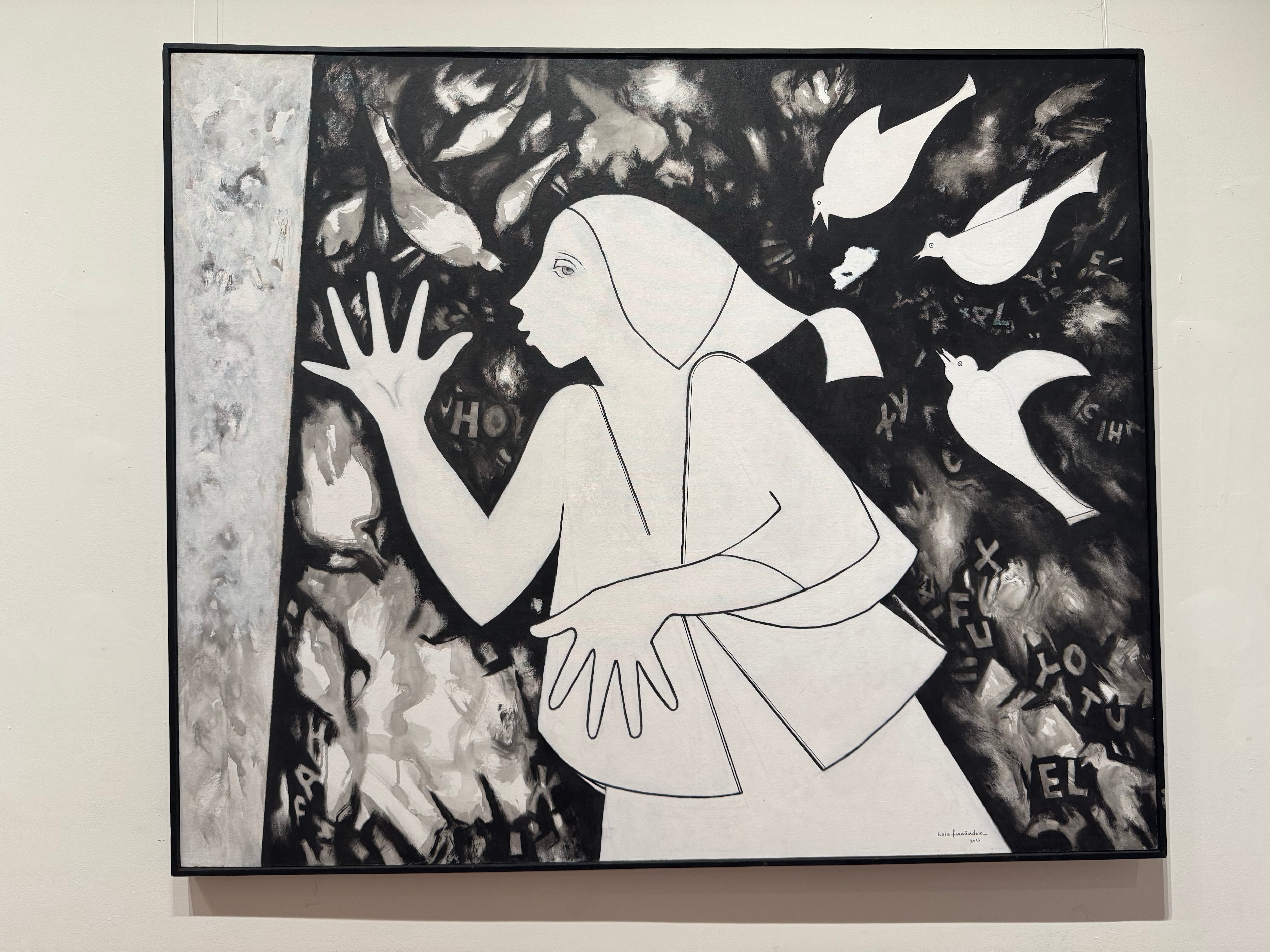 El trabajo de Fernández revela una búsqueda incesante de sentido a través de la forma y el color, así como una reflexión profunda sobre la condición humana.