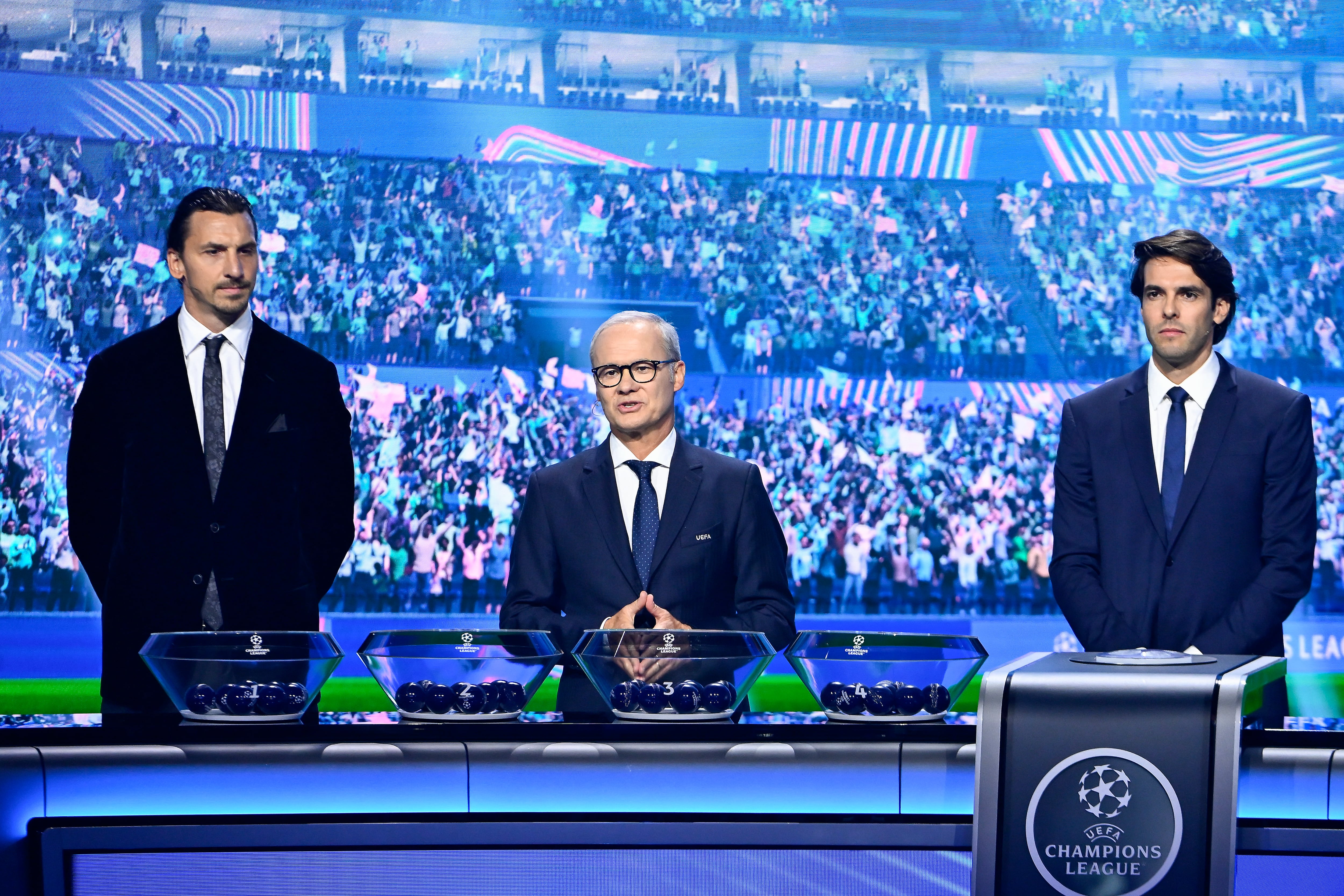 El secretario general adjunto de la UEFA, Giorgio Marchetti, dirigió el sorteo junto a Zlatan Ibrahimovic y Kaká en el Forum Grimaldi de Mónaco.
