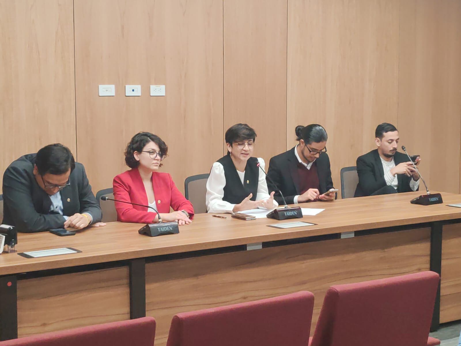 Relaciones impropias, Frente Amplio