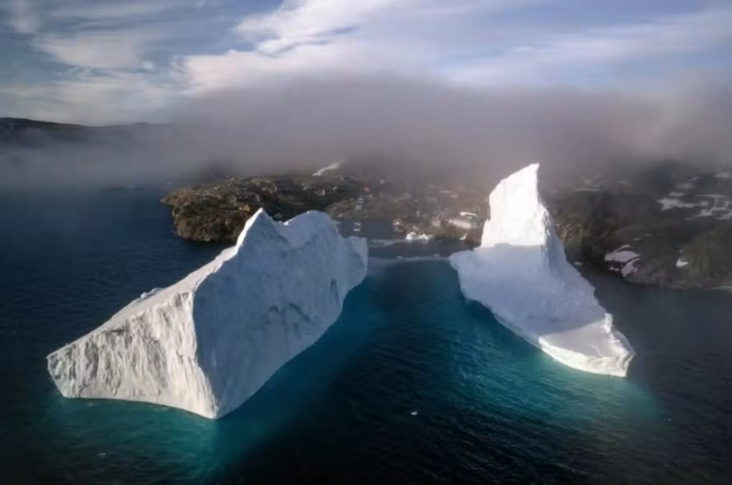 Gigantesco iceberg se parte en dos y amenaza a un pueblo costero de ...