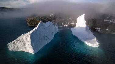 Gigantesco iceberg se parte en dos y amenaza a un pueblo costero de Groenlandia