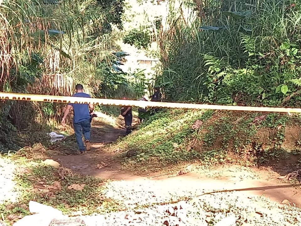 El hombre, de unos 30 a 40 años, mostraba heridas de arma blanca en su torso y extremidades. Foto: Cortesía