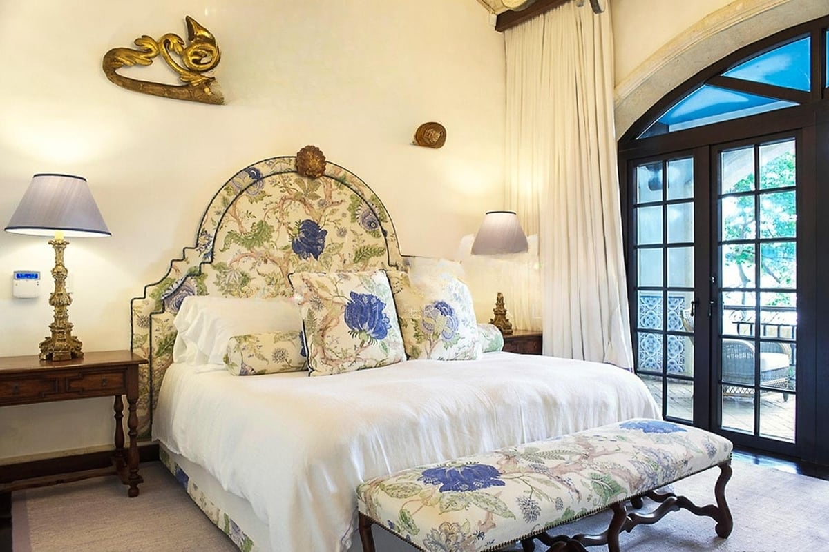 "The Ocean Castle" es una vivienda de lujo ubicada en Las Catalinas, Santa Cruz. Tiene suelos de una antigua iglesia, azulejos pintados a mano y obras de arte precolombinas y europeas antiguas. Tiene un valor de $8,7 millones, siete cuartos, siete baños y medio, 854 metros cuadrados de interior y 900 metros de exterior. Fotografía de Cortesía: Asesor inmobiliario Rodrigo F. Fumero.