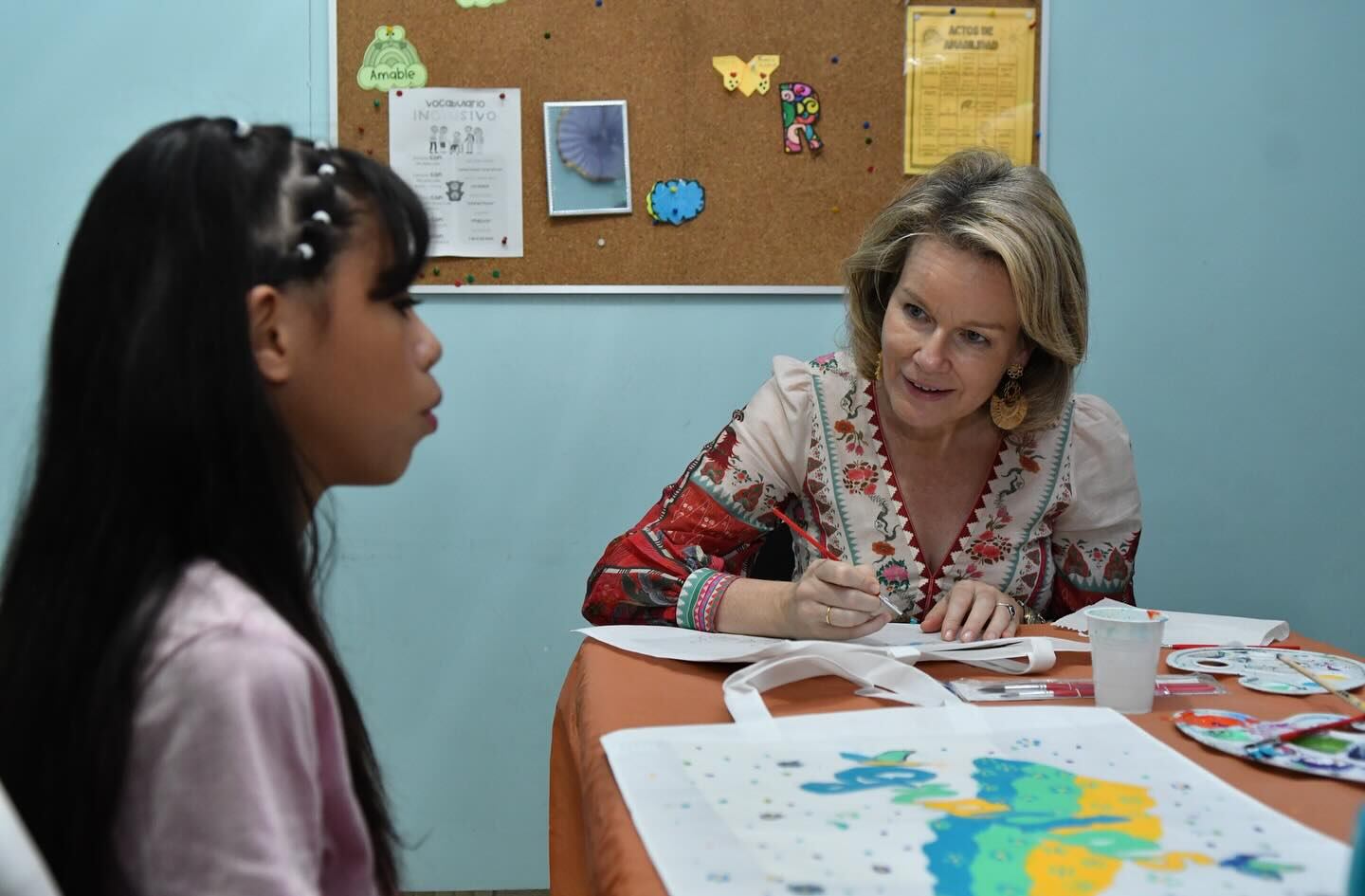 Su Majestad tuvo la oportunidad de acompañar a niñas, niños y adolescentes en los programas de los que participan en Los Guido de Desamparados.