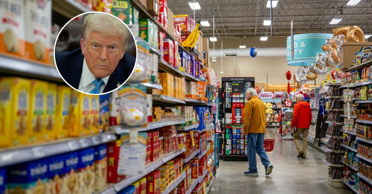 Vista de un supermercado en Estados Unidos con consumidores en los pasillos. La imagen refleja la preocupación económica tras la caída en la confianza del consumidor debido a las políticas arancelarias de la administración Trump. Inserta una fotografía de Trump.