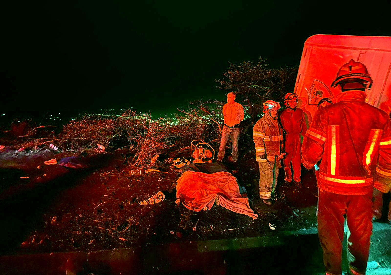 Lugar del accidente en Loja, Ecuador, donde un bus volcó tras colisionar con un automóvil.