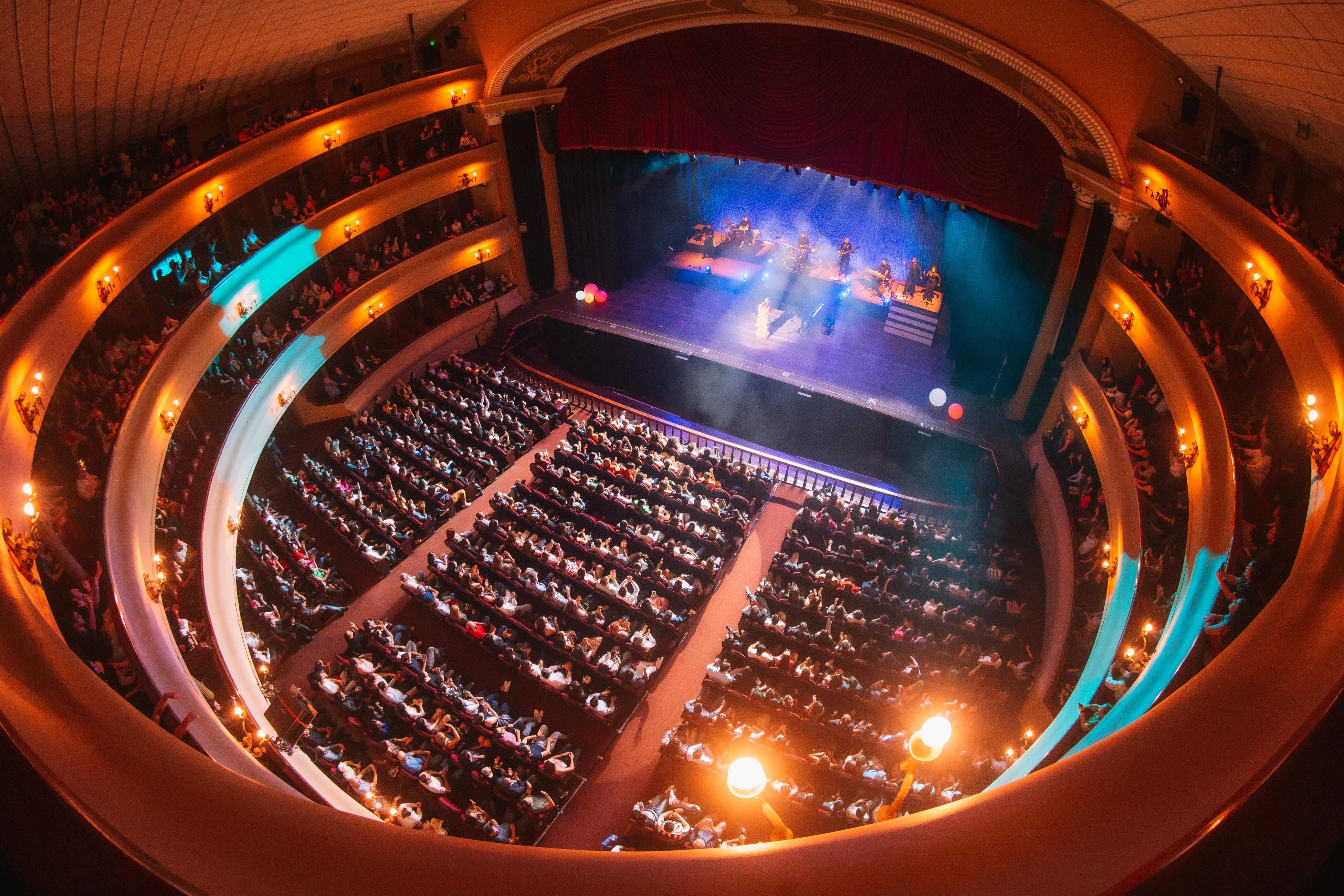 Abarrotado, así se vio el Melico Salazar en el concierto de presentación del disco 'Dar vida' de la cantante costarricense Debi Nova.