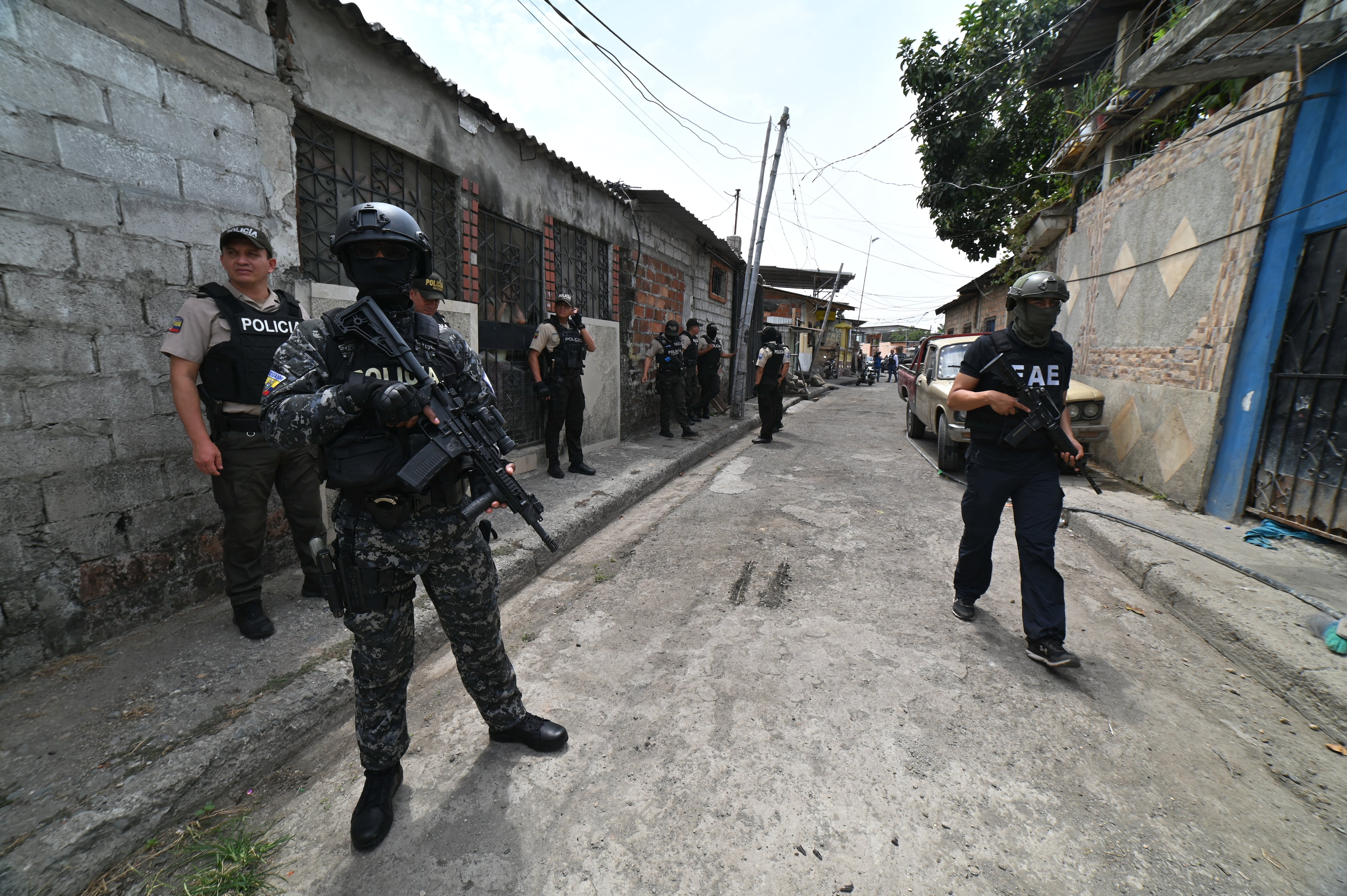 Ataques entre bandas criminales dejan 17 muertos en una semana. El Gobierno de Ecuador decretó toque de queda durante 7 horas en diferentes localidades.
