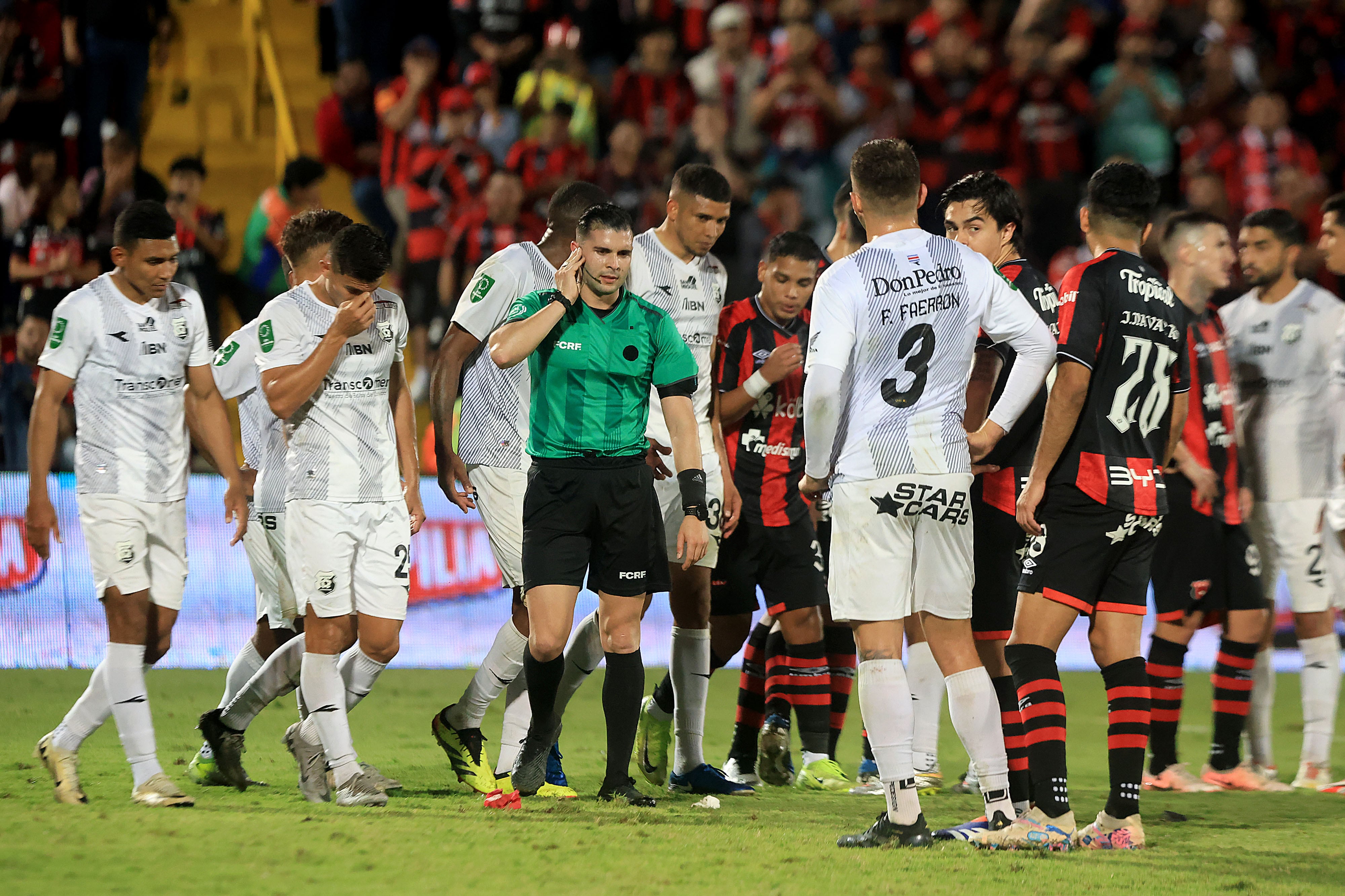 Horacio Elizondo explicó quiénes pueden estar en la sala VOR durante un partido de fútbol, luego de una situación que se presentó en el partido entre Liga Deportiva Alajuelense y Herediano.
