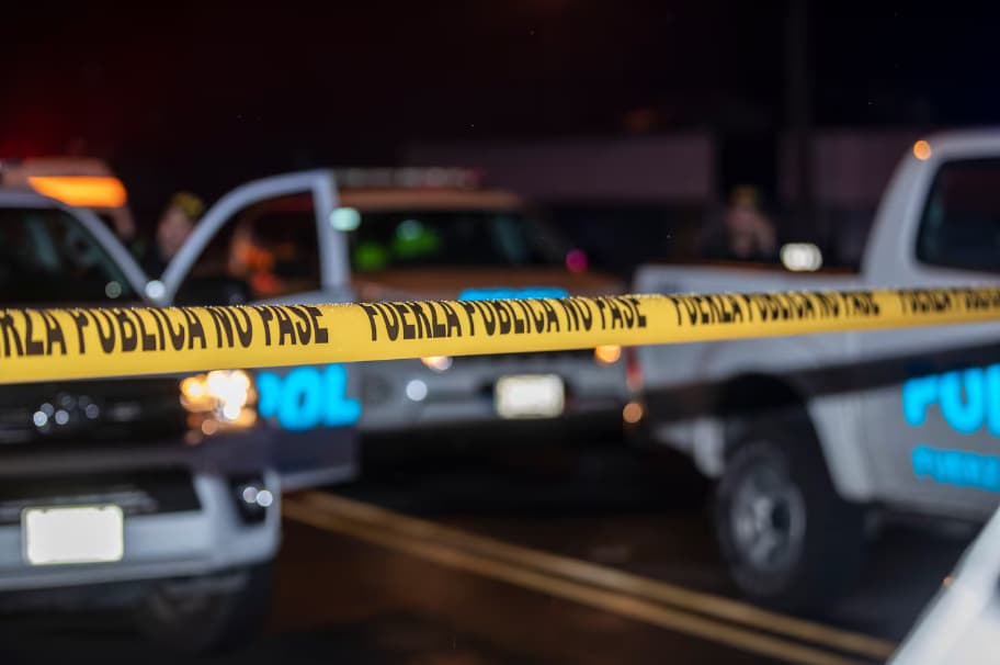 En la imagen una cinta de policía y pick-ups de Fuerza Pública. Costa Rica cumple tres años de fracaso en la prevención de homicidios: 2.632 muertes por ola de violencia. ¿Es revertible la situación?
