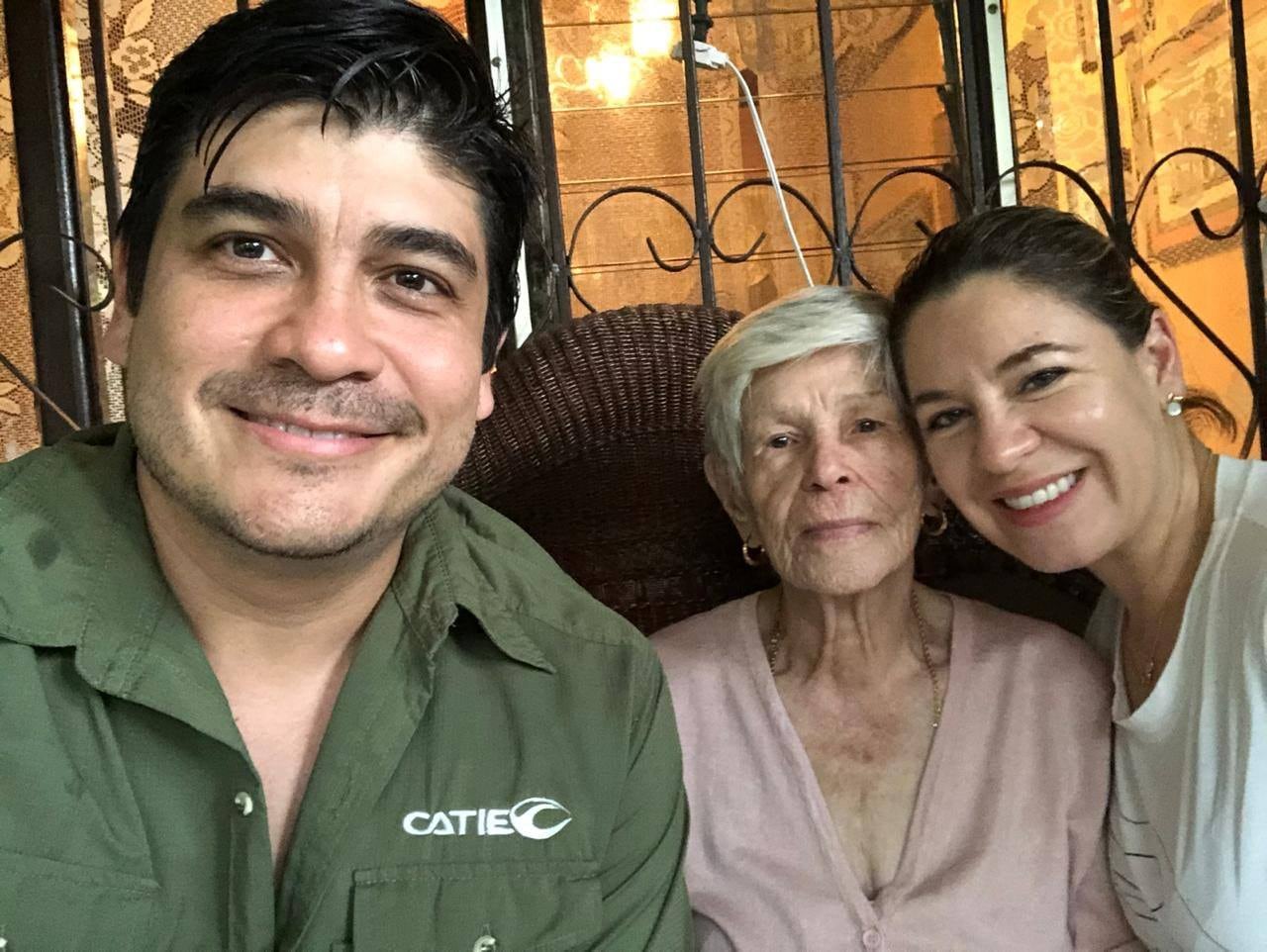 Carlos Alvarado (esposo, Marta Ramírez (abuela) y Claudia Dobles