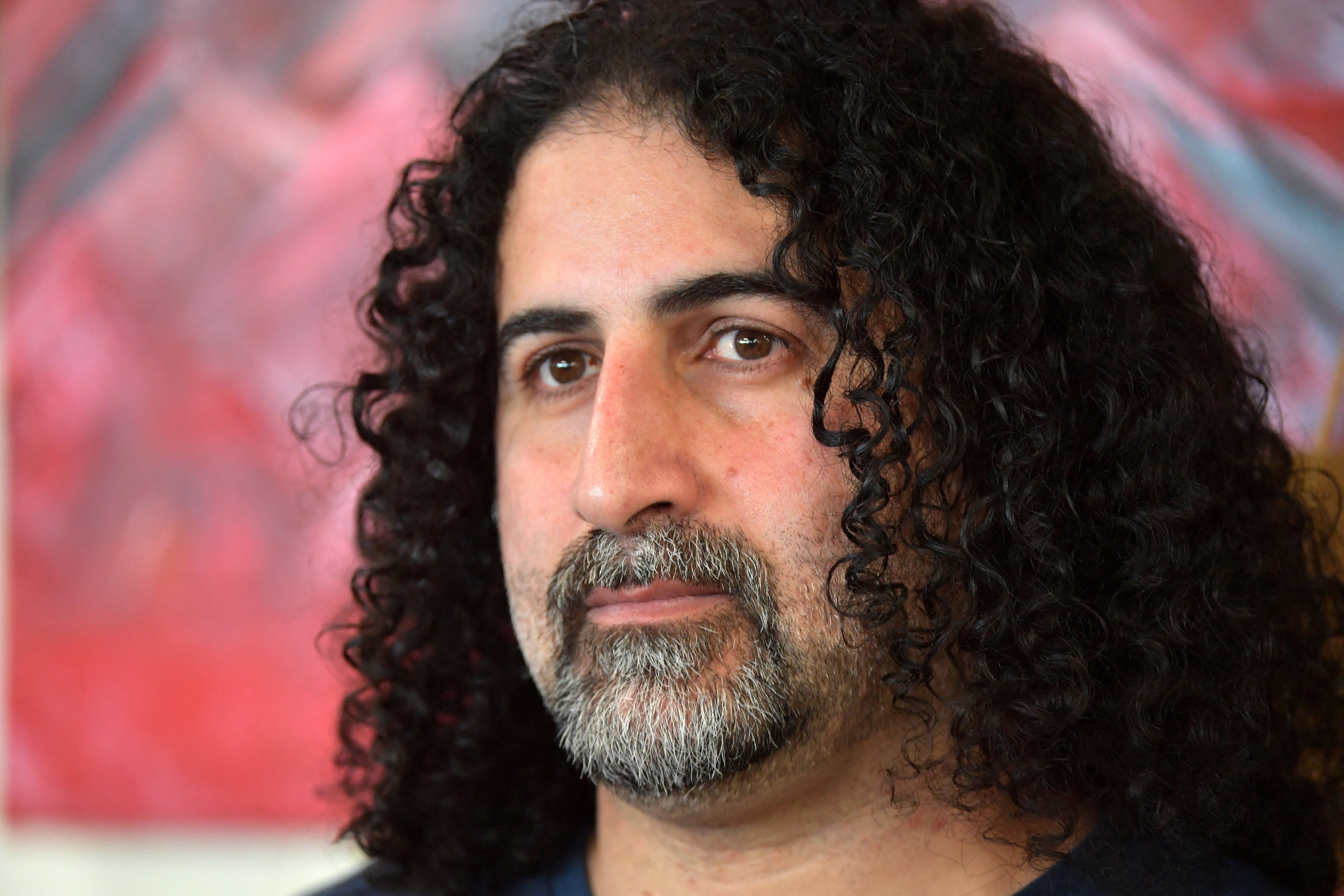 El pintor saudí Omar bin Laden, el cuarto hijo mayor del exlíder de Al Qaeda Osama Bin Laden, posa durante una exposición de una treintena de sus obras de arte en la 'Arielle Brocante', en Le Teilleul, oeste de Francia. Omar bin Laden fue expulsado de Francia en octubre de 2023 tras supuestas declaraciones de apoyo al terrorismo.