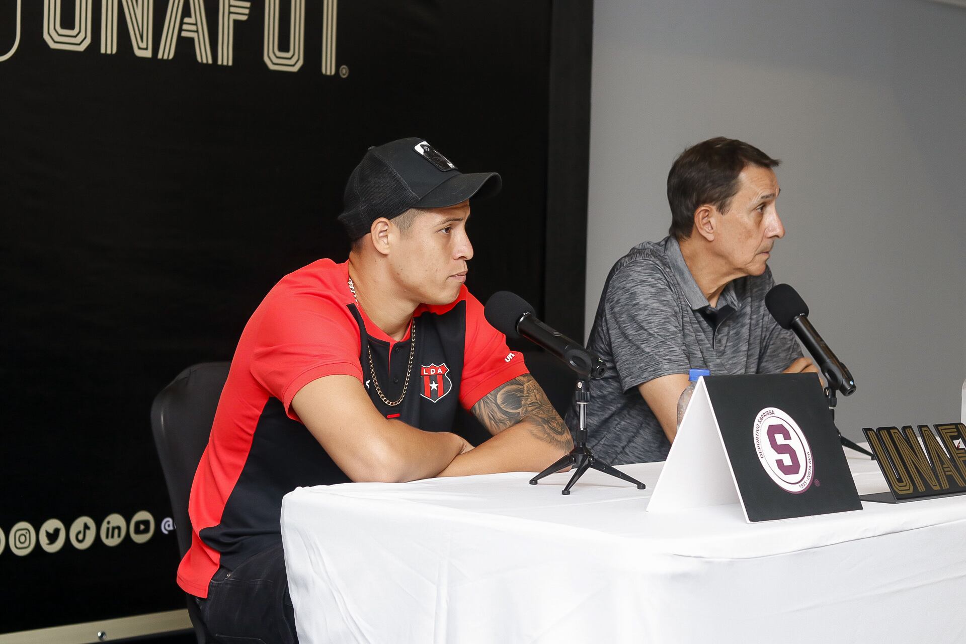 15/07/2024. Conferencia de la Recopa. Hotel Crowne Plaza, Sabana. Fotografía: Lilly Arce.
En la fotografía: Alexander Guimarães junto al jugador Alexis Gamboa.