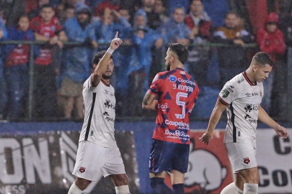 25/01/2024/ Juego entre AD San Carlos vs Liga Deportiva Alajuelense por la jornada 4 del torneo clausura de la copa Promerica en el estadio Carlos Ugalde de Ciudad Quesada / Foto John Durán