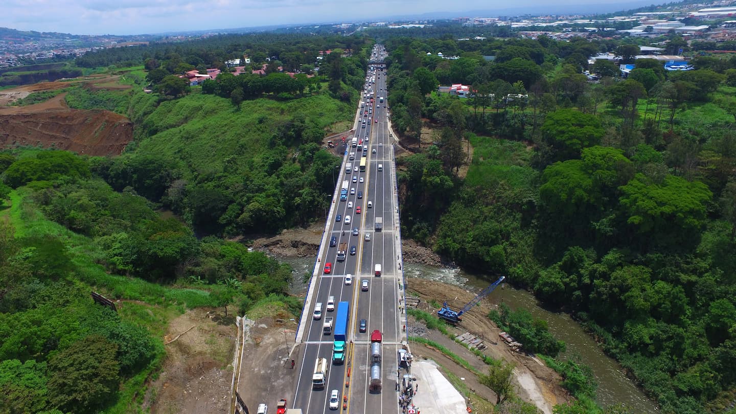 La ampliación del puente Alfredo González Flores, sobre la autopista General Cañas, empezó en febrero del 2016 y se concluyó casi tres meses después de lo previsto, en mayo del 2017.