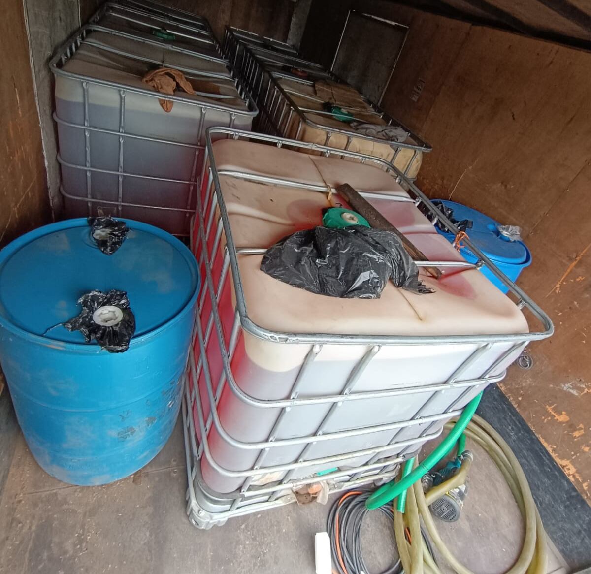 Las tanquetas y estañones con combustible robado viajaban en un camión con dirección a Guácimo, en Limón. La propiedad de donde provenía quedó custodiada por las autoridades.