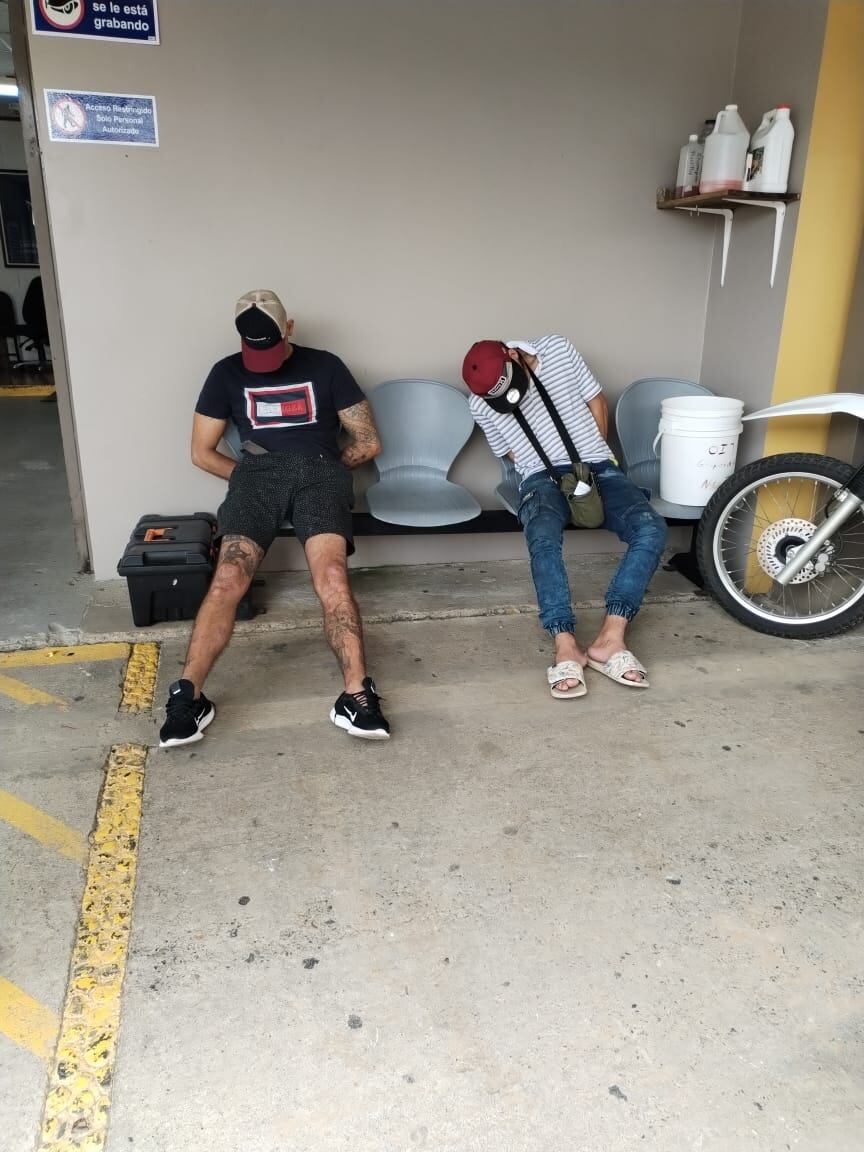 Estos dos hombres y una mujer fueron detenidos poco después de que se descubrió el asesinato de la mujer que fue lanzada dentro de una refrigeradora a una quebrada. Foto: Mario Cordero.