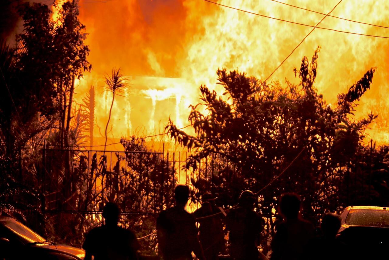 La madrugada de este miércoles un incendio en una casa ocurrió en el sector de Santa Eduviges, en Guadalupe, San José. Fotografía: