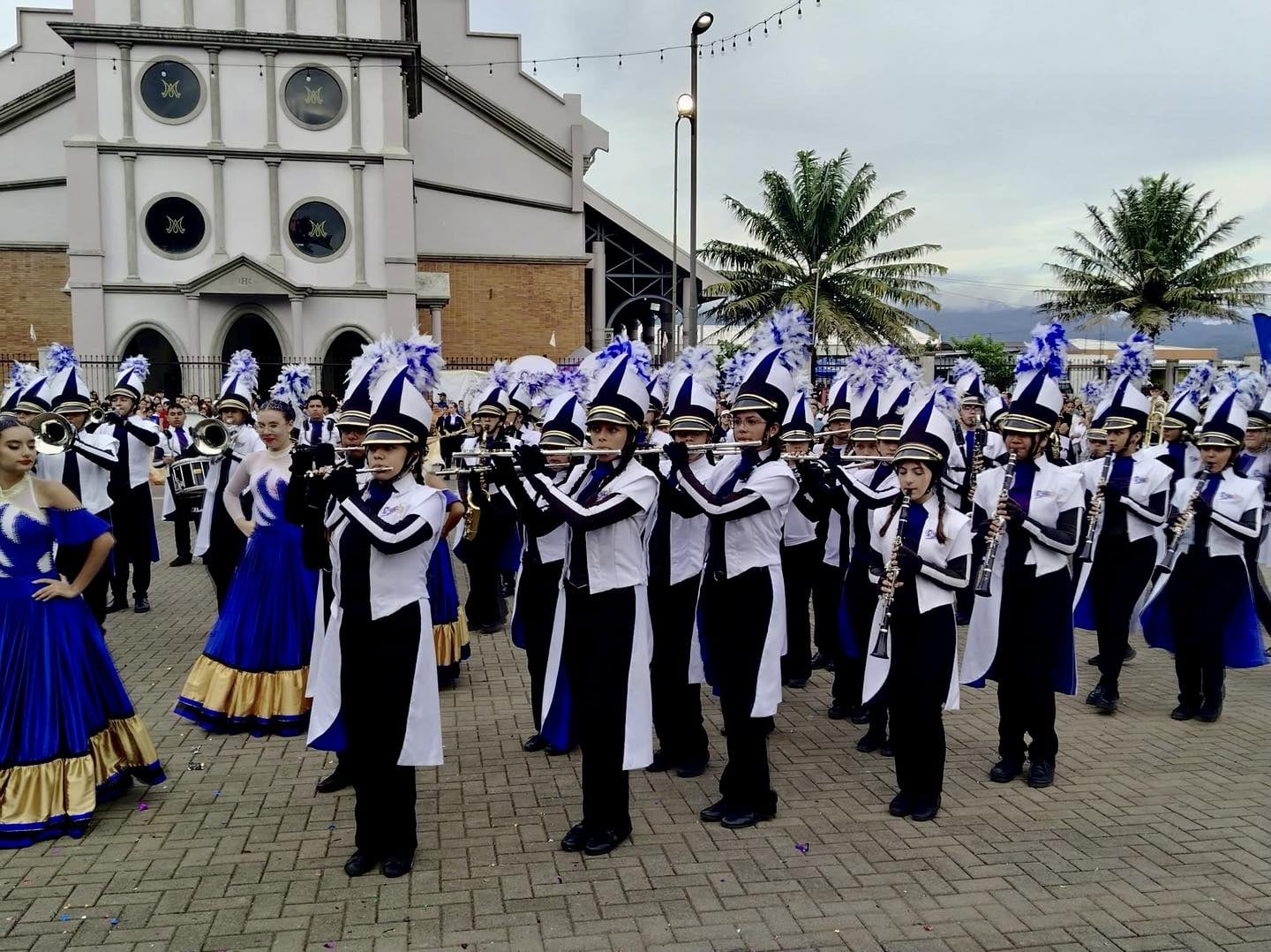 Una banda colegial tocando sus instrumentos.