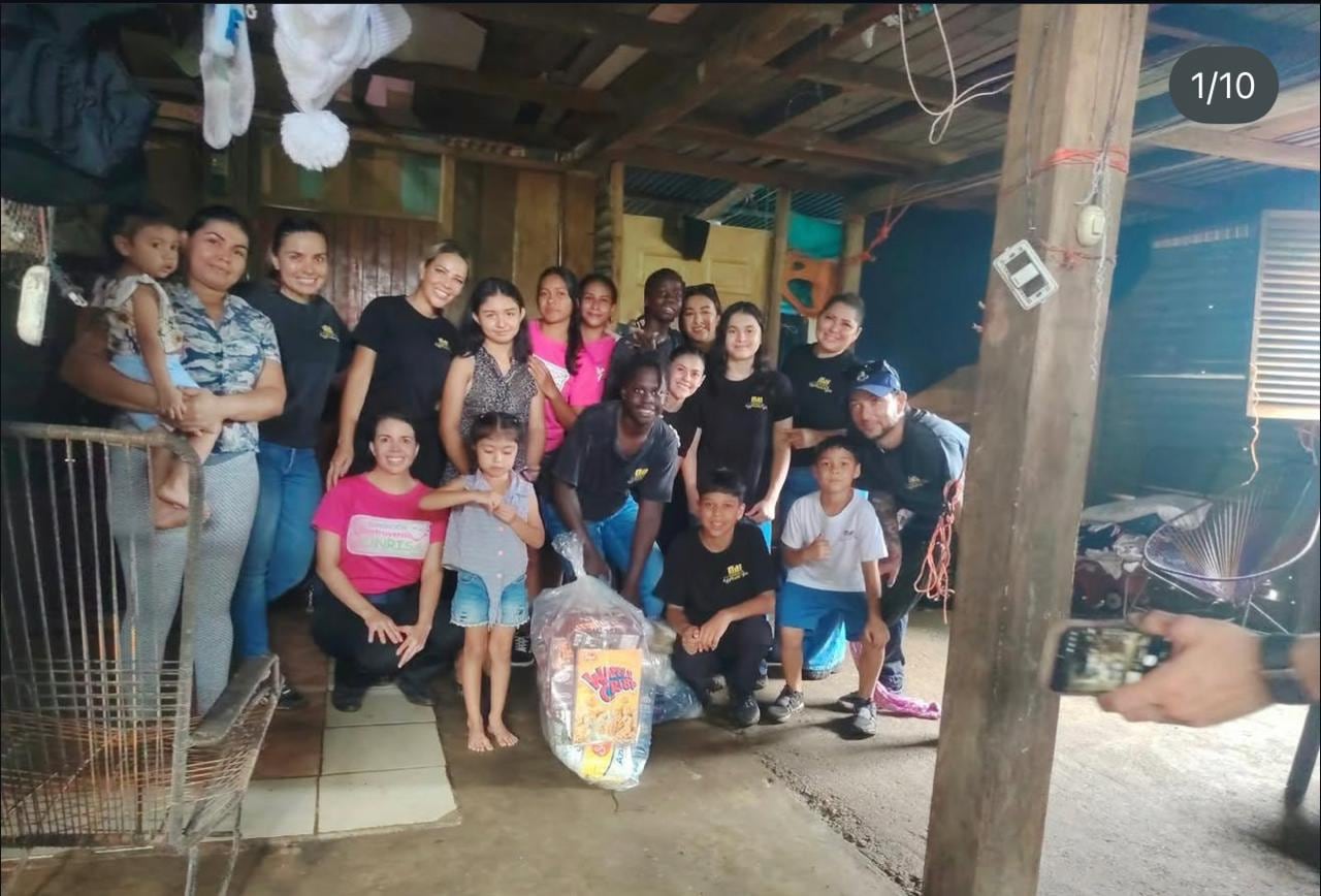 Andrea Salas, junto a sus hijos y personal de la Fundación Tiempos de Esperanza y la ONG, Construyendo Sonrisas, entregaron víveres en la zona de Sarapiquí.