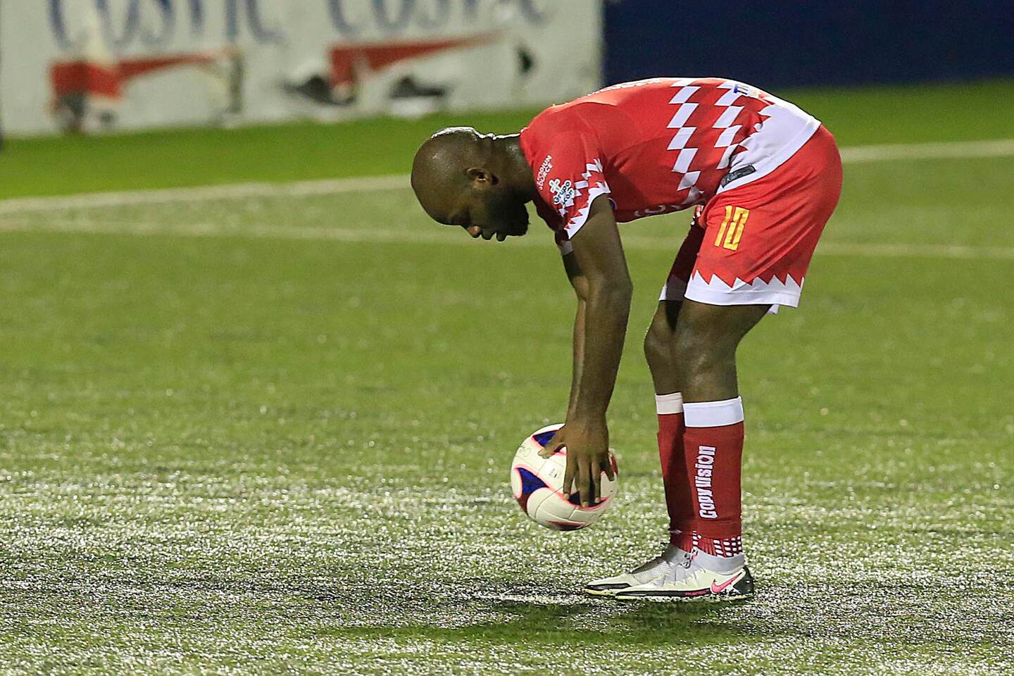 En Santos aseguran que el permiso de trabajo de Javon East se venció a finales del año pasado y que según ellos, podía jugar debido al acuerdo tomado por la Fedefútbol. Los guapileños decidieron no incluirlo en su formación de este sábado. Fotografía: Santos.