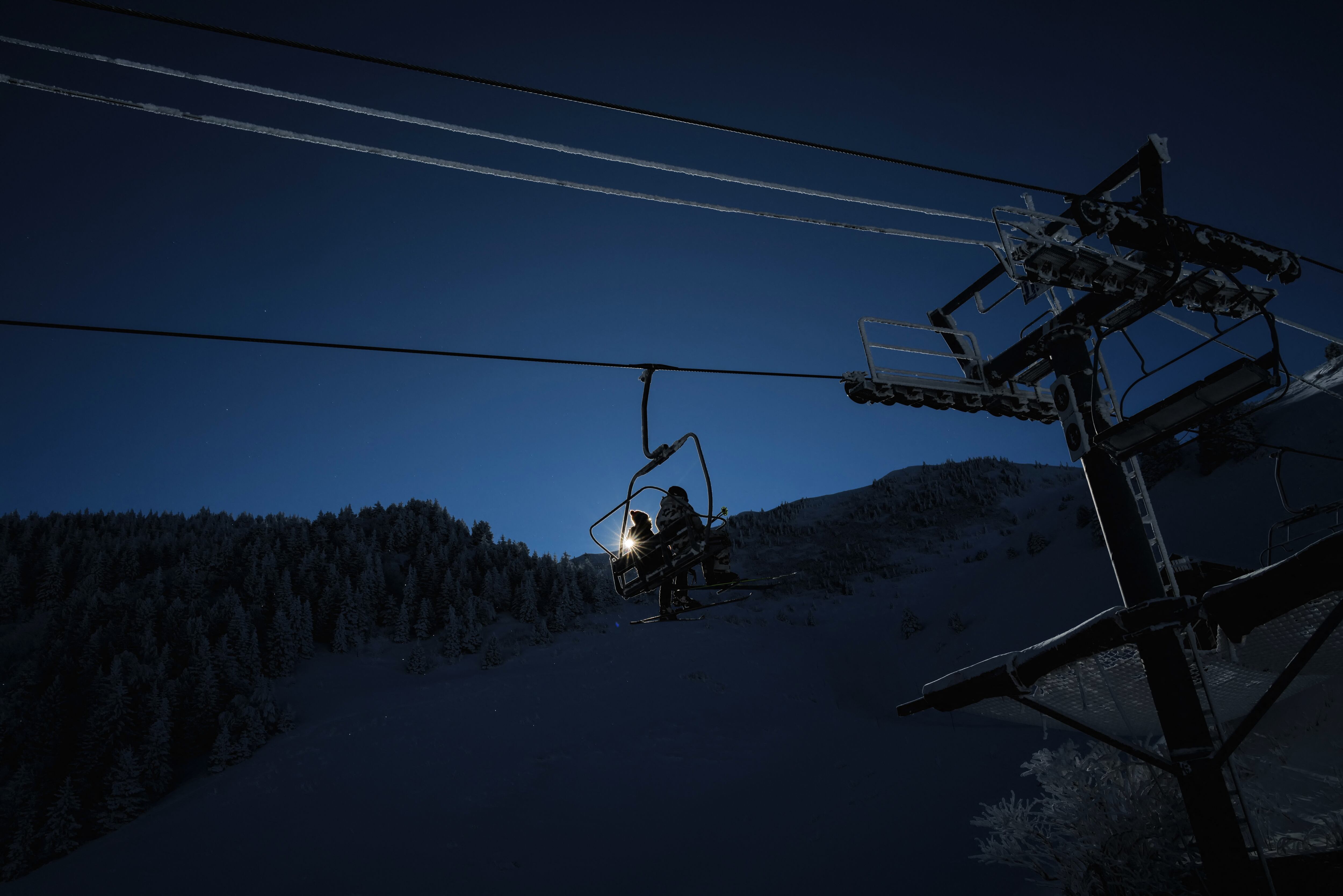Un cable desprendido en una telesilla de la estación de esquí de Astún provocó la caída de varias personas, dejando heridos graves y un amplio despliegue de emergencias. Imagen ilustrativa.