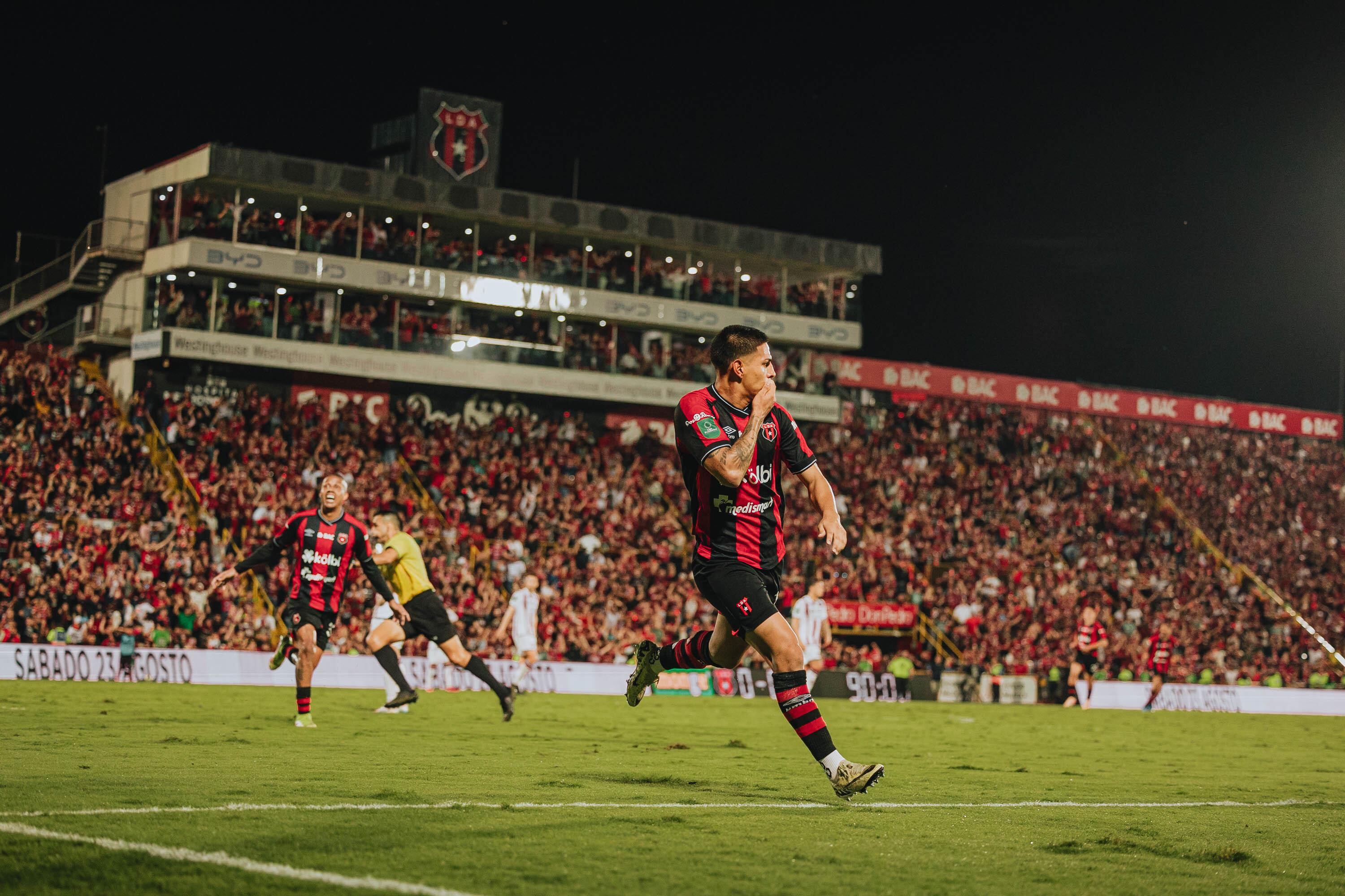 Alejandro Bran hizo el gol decisivo entre Liga Deportiva Alajuelense y Saprissa.