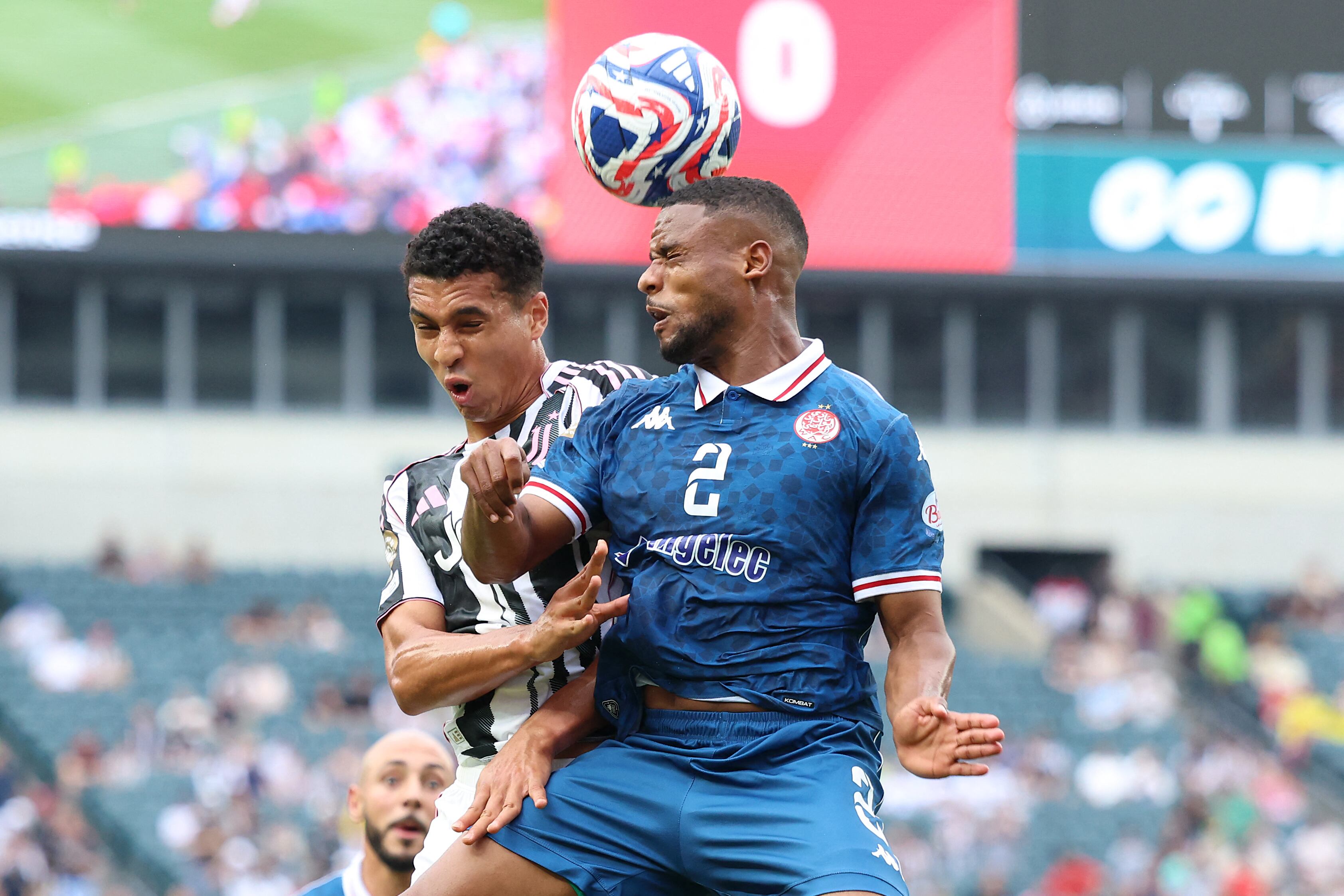 El portugués Alberto Costa de la Juve disputa el balón con el marroquí Mohamed Moufid del Wydad, en compromiso por la segunda jornada del Grupo G del Mundial de Clubes.
