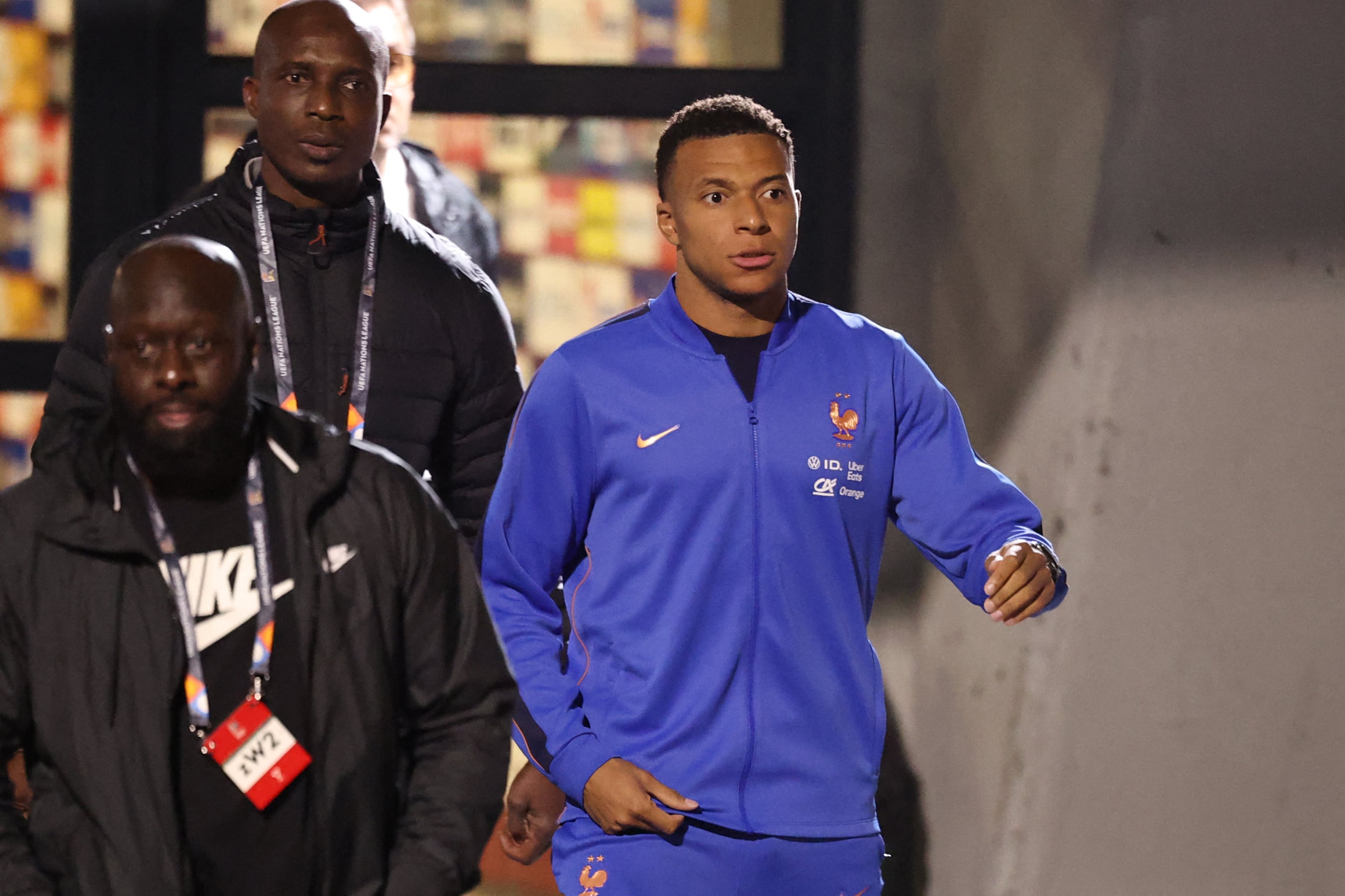 La estrella francesa Kylian Mbappé abandona el estadio Kocaeli de Turquía, donde se lesionó el pasado 25 de setiembre en un patido de Nations League.