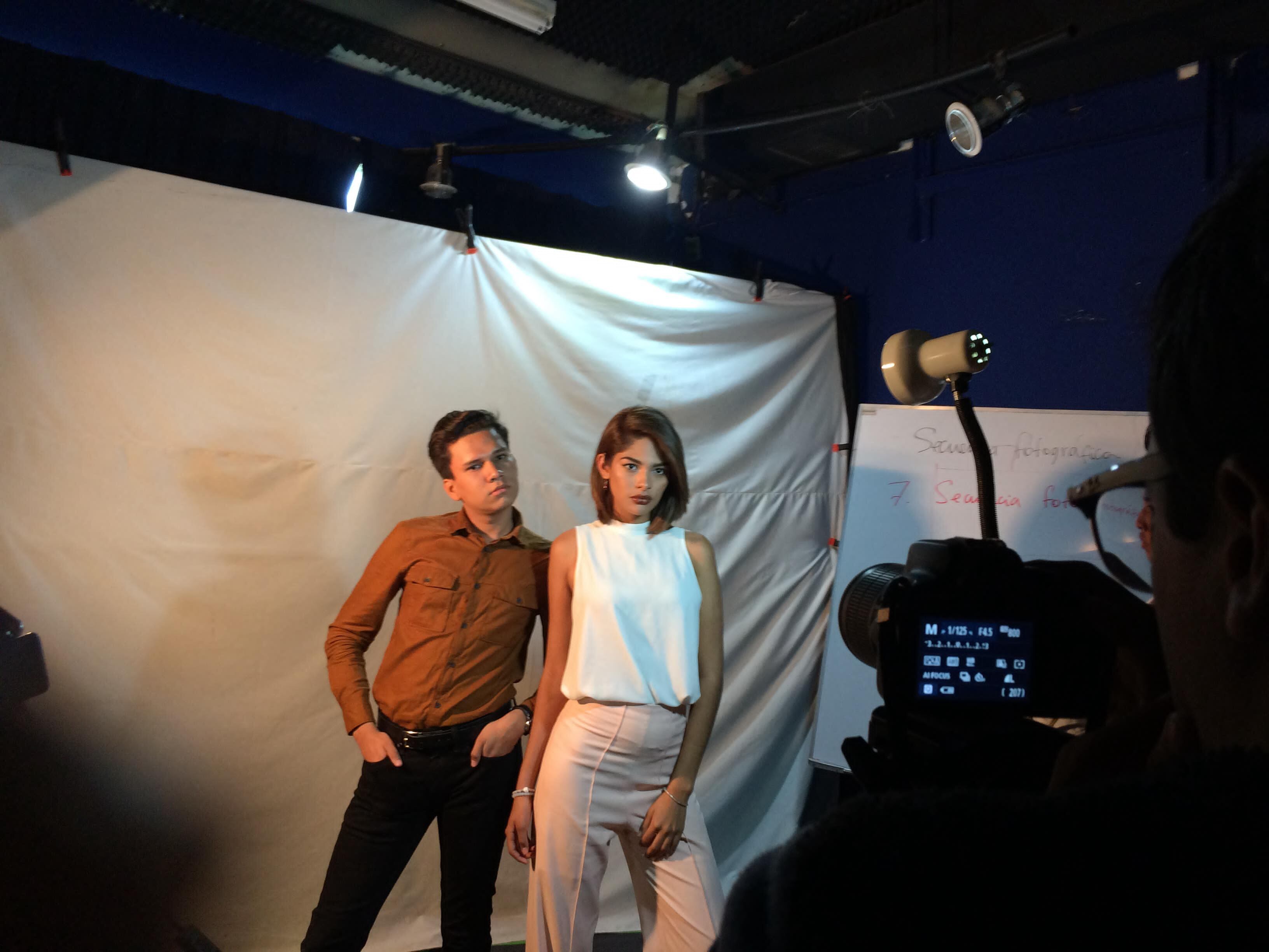 Sheynnis Palacios durante una clase de iluminación