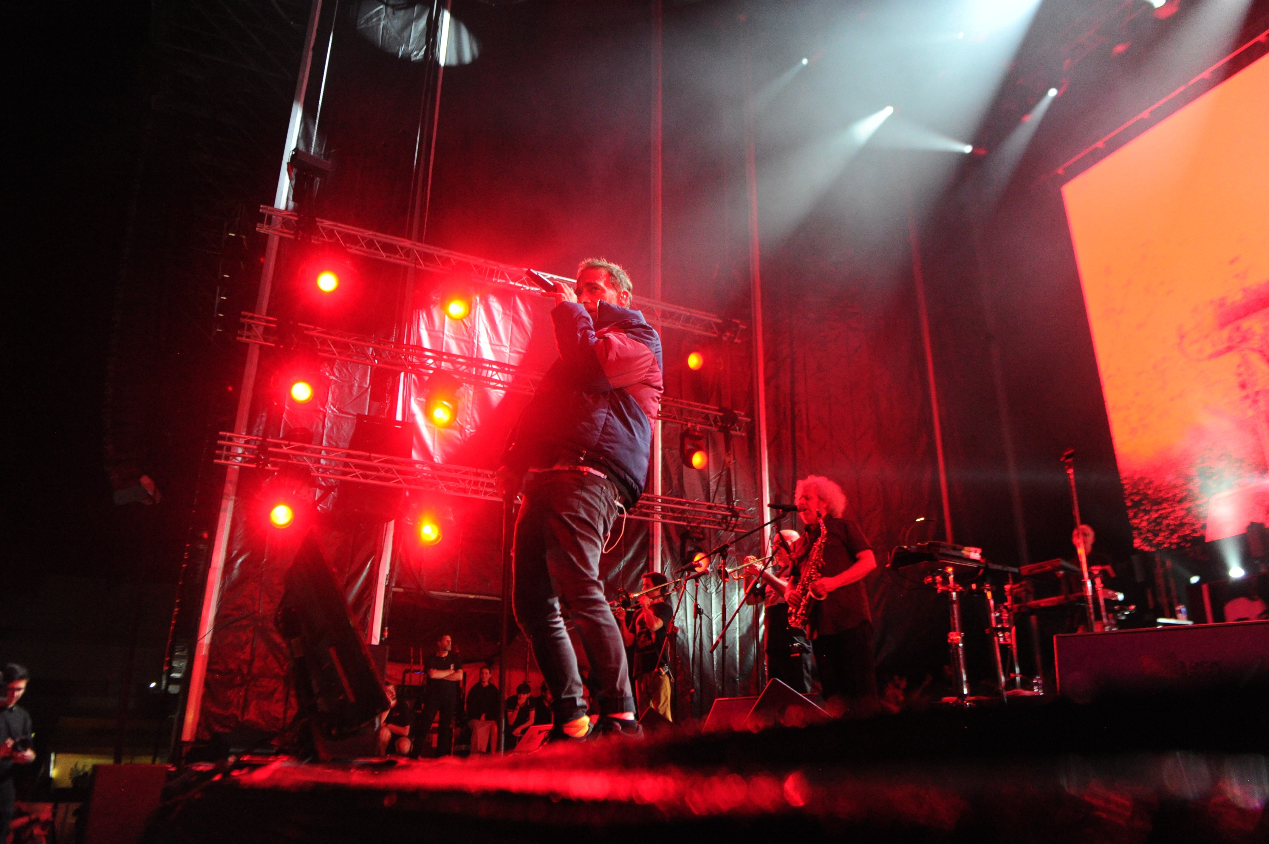 Músicos en concierto.