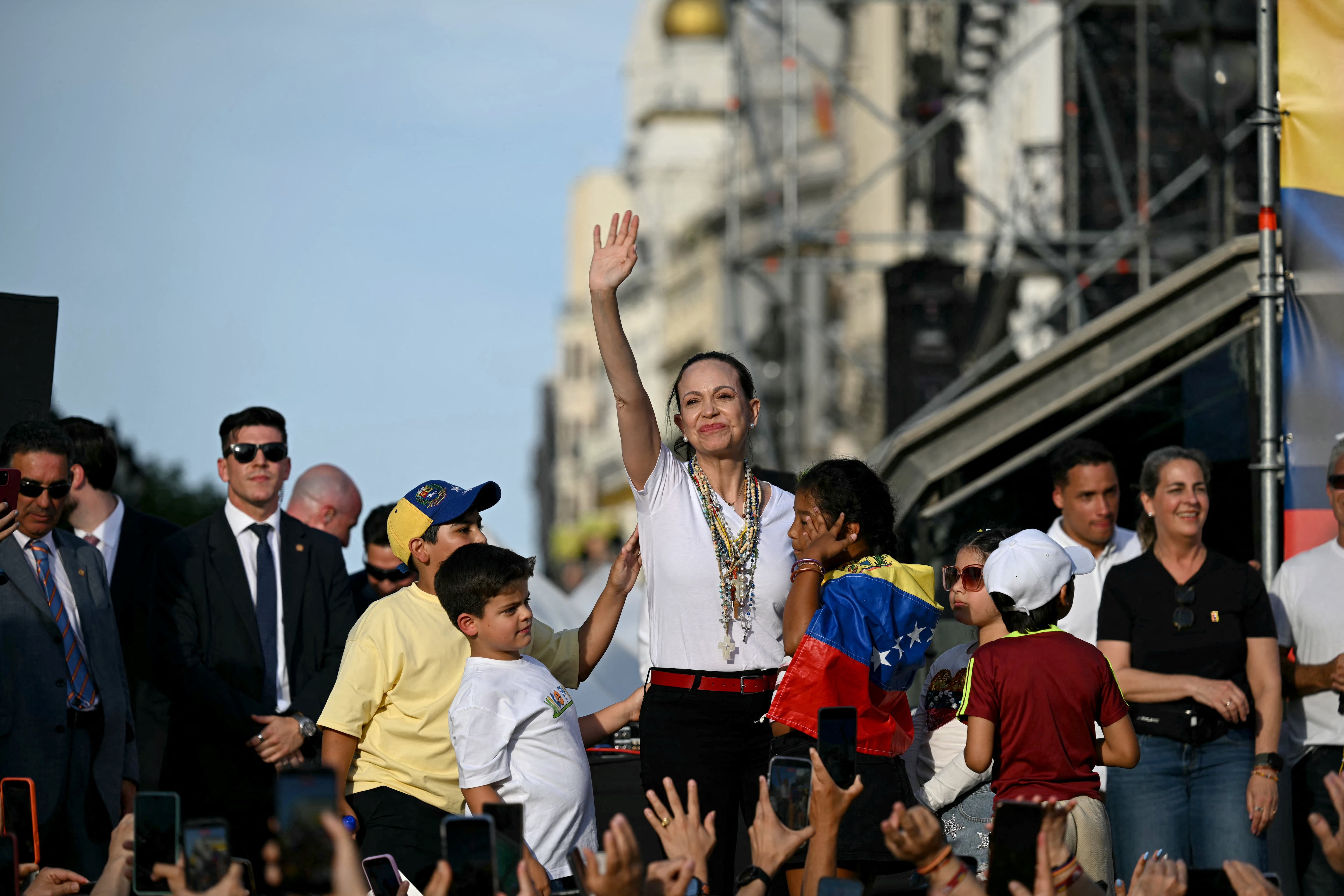 La líder de la oposición venezolana, María Corina Machado, gesticula en el escenario frente a sus seguidores en la Puerta del Sol de Madrid el 18 de abril de 2026. Los partidos de derecha españoles mostraron su apoyo a la figura de la oposición venezolana y ganadora del Premio Nobel de la Paz, María Corina Machado, quien rechazó una reunión con el primer ministro izquierdista del país, considerándola "inapropiada" para el momento.