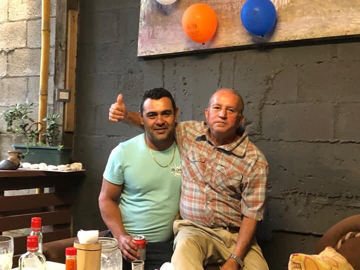 Gustavo Villalobos Guzmán, junto a su hijo quien fue asesinado el pasado sábado en un asalto.