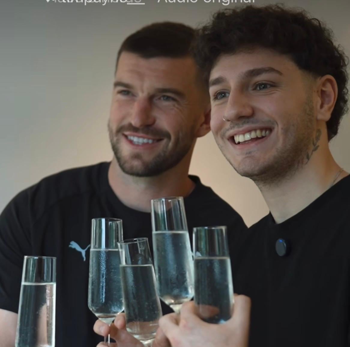 Tim Payne junto a Valen Scarsini, este miércoles 3 de junio en el campamento de la Selección de Nueva Zelanda en Miami antes del Mundial 2026.