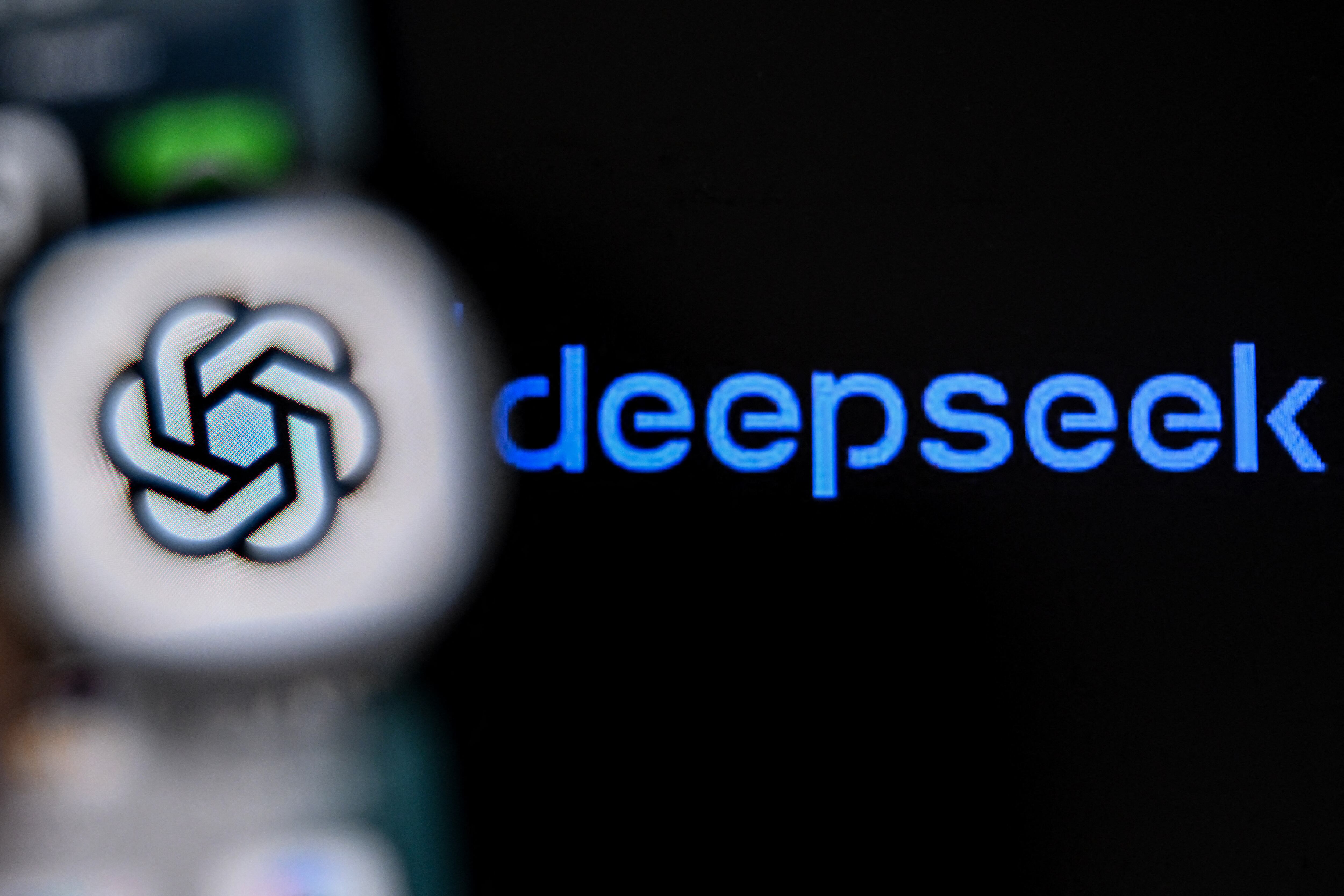 Una foto tomada el 1 de septiembre de 2025 muestra el logotipo de Deepseek AI en la pantalla de una computadora portátil (R) junto al logotipo de la aplicación ChatGPT en la pantalla de un teléfono inteligente en Frankfurt am Main, oeste de Alemania.