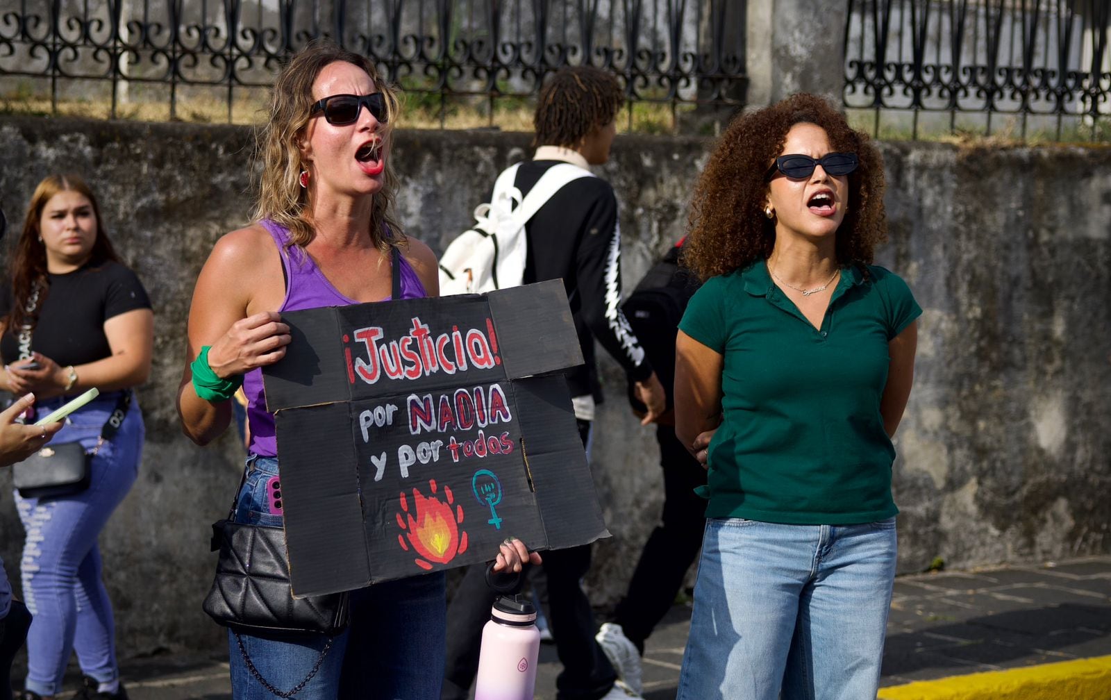 Grupos feministas se manifestaron a las afueras de los Tribunales de Heredia durante el juicio por el feminicidio de Nadia Peraza.