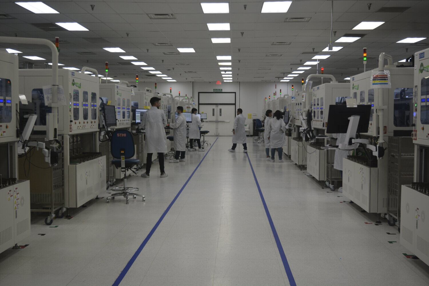 Vista de la planta de manufactura de Intel en Costa Rica, con empleados trabajando en un entorno de alta tecnología. Intel es una de las empresas más deseadas por los jóvenes costarricenses para desarrollar su carrera profesional.