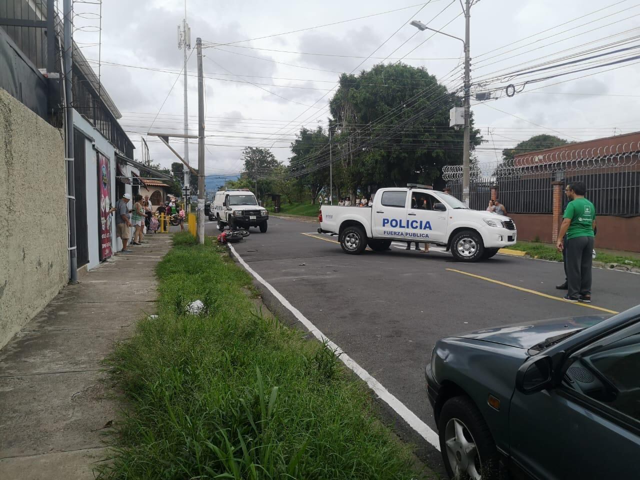 El domingo en Cuatro Reinas de Tibás, otro sujeto, de 31 años fue baleado tres veces pero sobrevivió. La moto en que iba quedò tirada. Foto: Cortesía: Dennis Rojas.