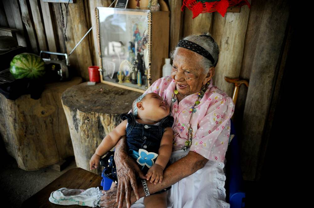 Nicoya, Guanacaste, es considerada una de las zonas mas longevas el mundo. Una Zona Azul es en donde la vida de las personas se prolonga por muchos ms aos que lo normal con una calidad de vida superior, debido a varios factores com alimentacion, alta espiritualidad, cuidados por partes de sus familias, actividad fisica, un proyecto de vida, etc. La Peninsula de Nicoya es considerada la zona azul mas amplia del planeta junto a Okinawa en Japn, el rea de Loma Linda en California, la isla italiana de Cerdea y Nueva Escocia en Canad. Doa Panchita Maria Francisca Castillo Carrillo, de 107 aos, cuenta con una salud fisica y mental muy sana. Hace 5 meses nacio una nueva generacion, la setima de su familia. Pablo Castillo Carrillo de 91 aos es el primer hijo de Doa Panchita y Calisto Castillo Carrillo hijo tambien de 86 aos, Laura Andrea Perez Chavarria es la tataratataranieta, Martha Iris Moreno Perez es la hija de Laura y la madre de la beb Angeli, Magdalena Mendoza es la nieta de Doa Panchita. (20-01-2014). Fotografia Marcela Bertozzi