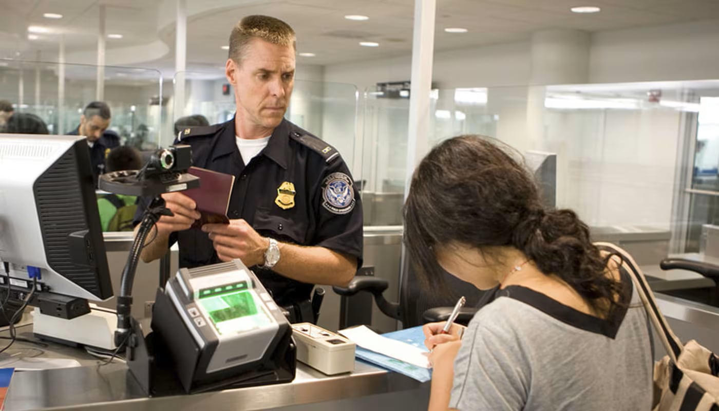 A partir del 1.° de febrero de 2026, TSA cobrará $45 por verificar la identidad a quienes no tengan Real ID en Estados Unidos.
