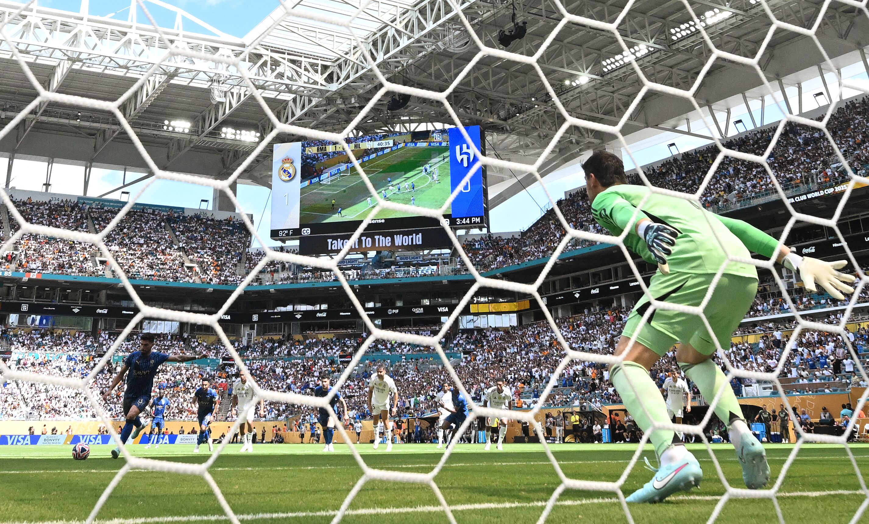 El portugués Ruben Neves del Al Hilal le anota al Real Madrid en el partido por el Mundial de Clubes de la FIFA.