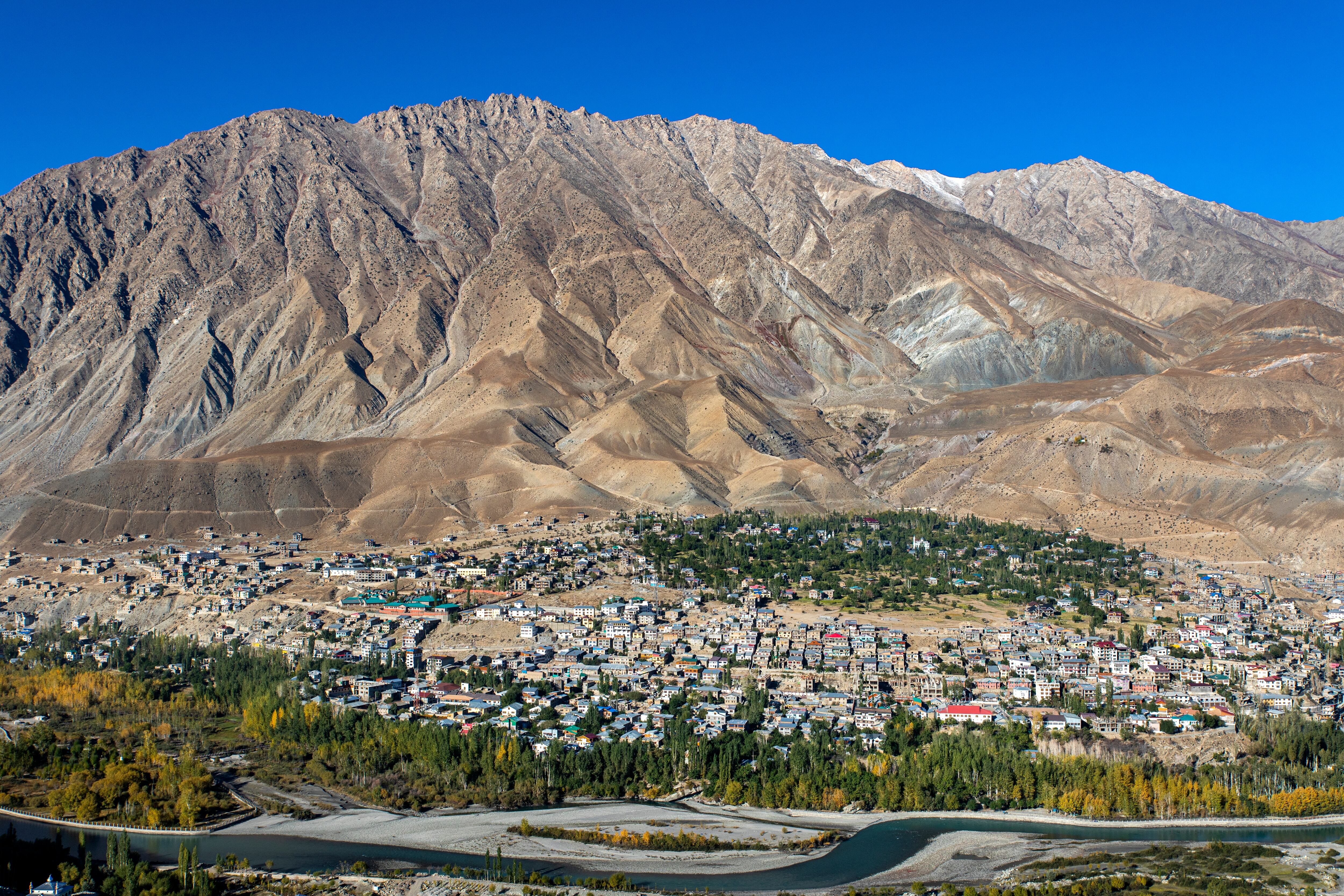 Vista superior del río Indo y del valle de la ciudad de Kargil en Ladakh, Jammu y Cachemira, India. Kargil fue zona de guerra entre India y Pakistán en 1999. Vista aérea de la ciudad de Kargil, India