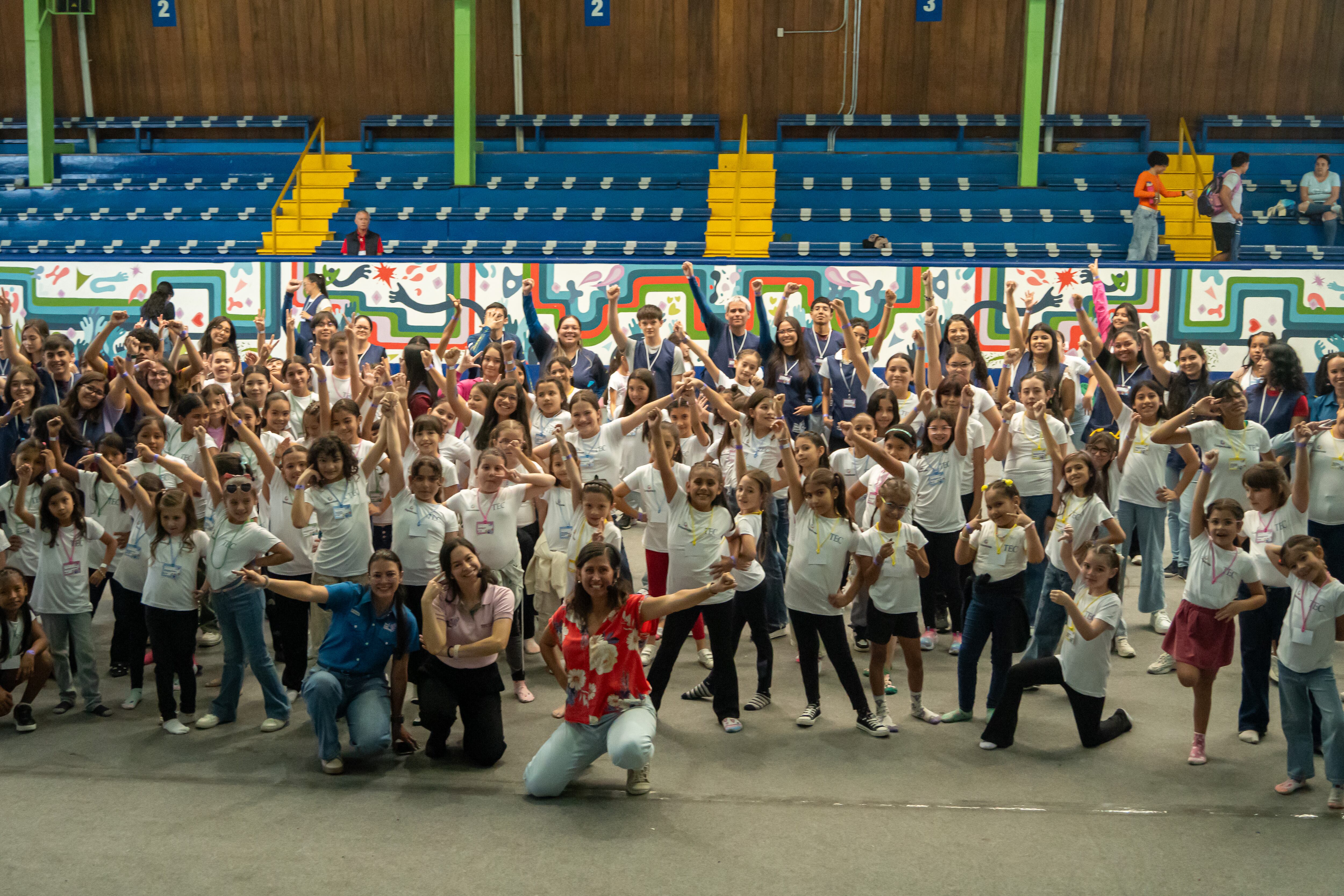 Más de 120 estudiantes de primaria se reunieron en el TEC de Cartago para celebrar el Día de las Niñas Supercientíficas, participando en talleres de ciencia y tecnología.