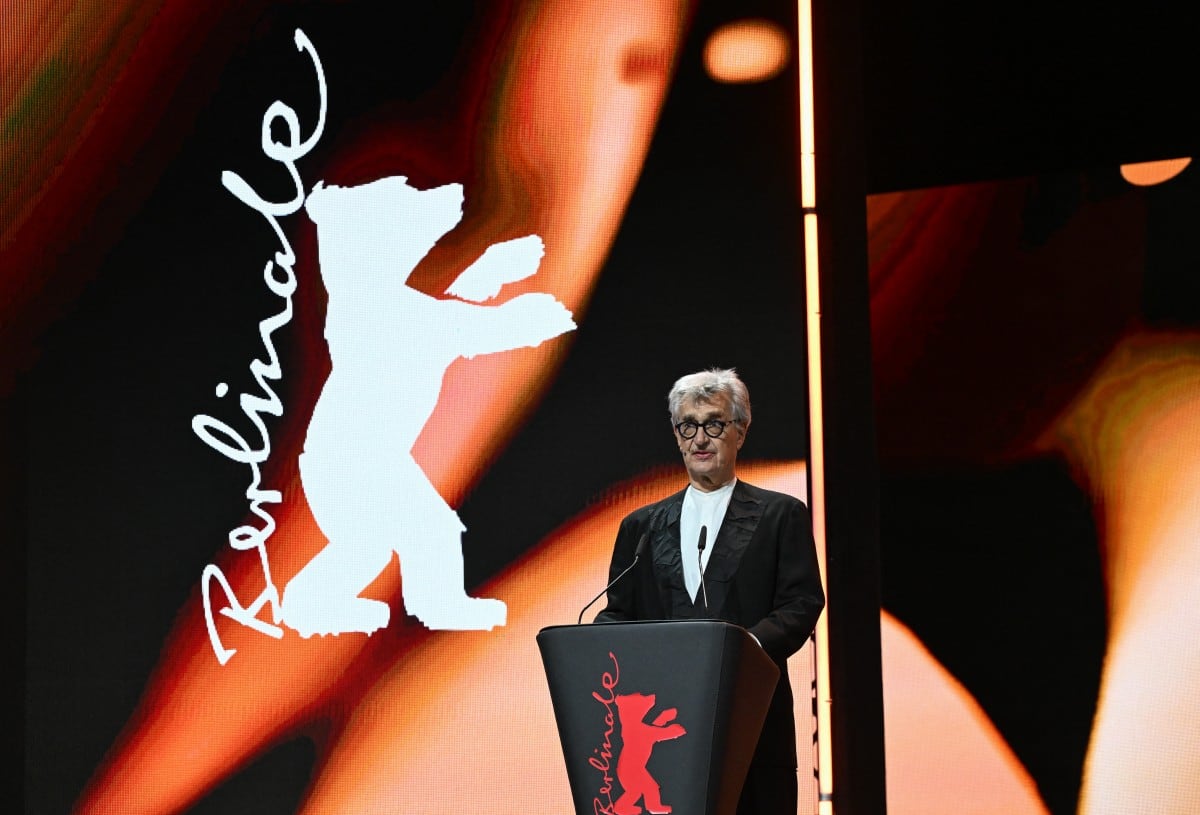 El presidente del jurado y director alemán Wim Wenders toma la palabra en el escenario para anunciar el Oso de Oro durante la ceremonia de premiación de la 76ª Berlinale, el primer gran festival de cine del año en Europa.