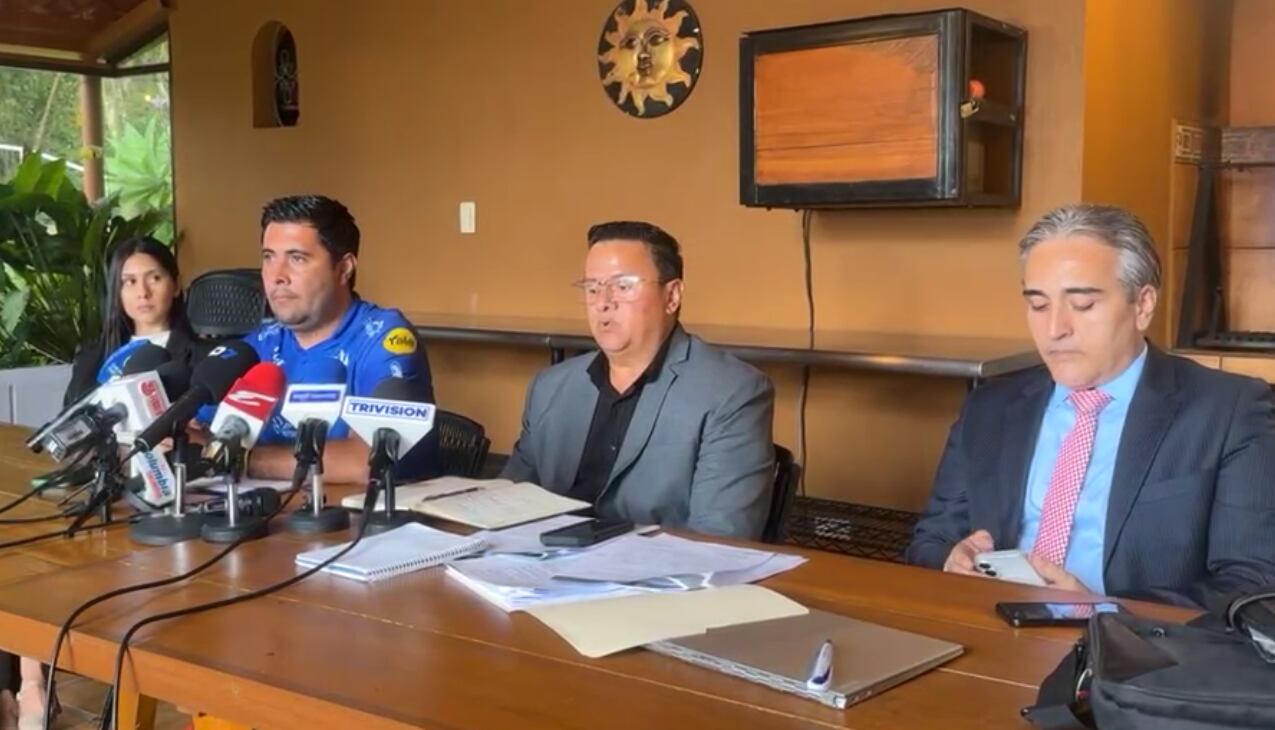 Mariano Jiménez (der.), Melvin Arias (centro), Leonardo Cova (azul) y Adriana Delgado (izquierda) fueron los que representaron a la ADG en la conferencia de prensa por la situación qué vive Guanacasteca ante el Comité de Licencias.