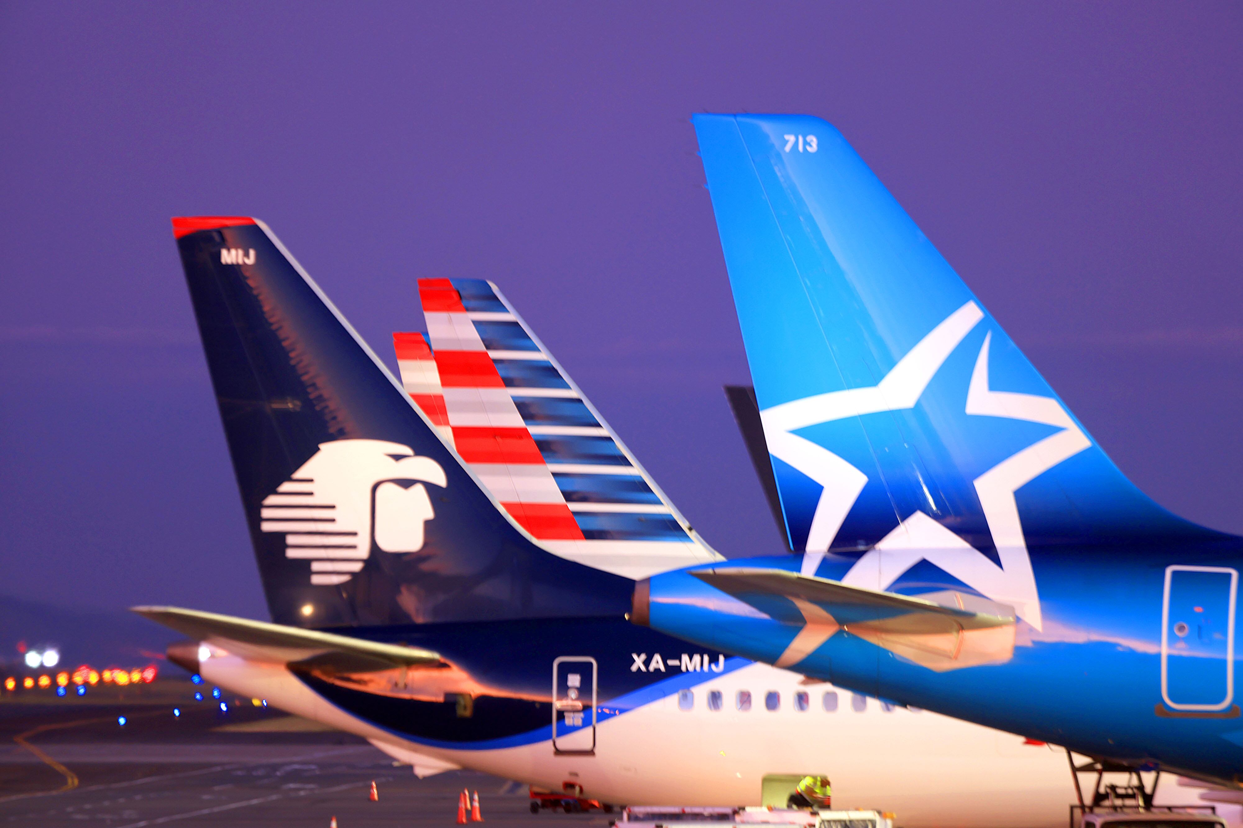 Colas de aviones de aerolíneas internacionales en un aeropuerto al atardecer. En 2024, el turismo emisor de Costa Rica alcanzó niveles récord debido al auge de los vuelos de bajo costo y la apreciación del colón.