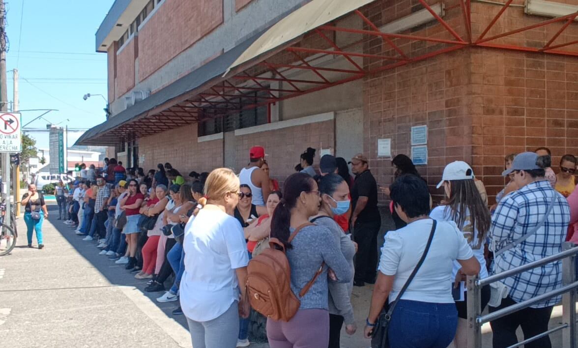 Los pacientes que esperaban atención en el Hospital Max Peralta comentaban sus expectativas sobre el aval para construir el nuevo centro médico. Foto: Keyna Calderón