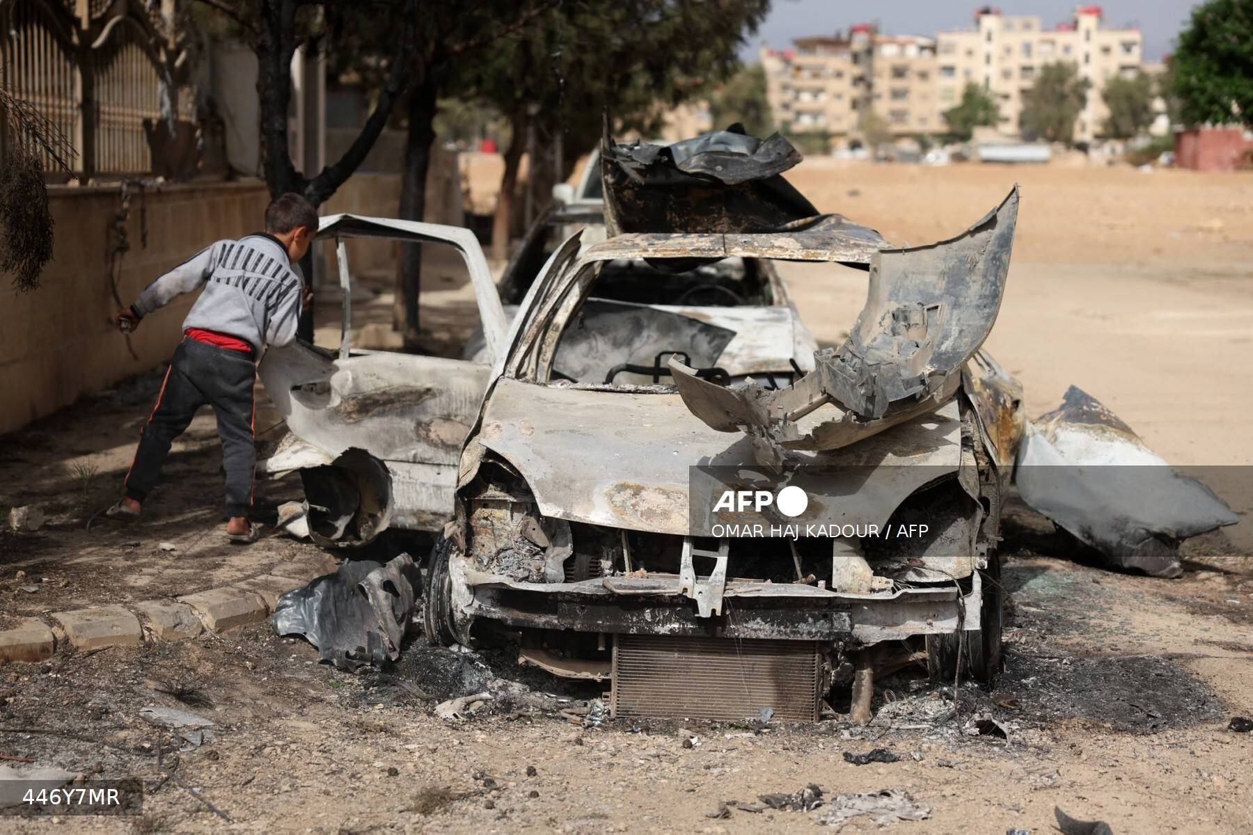 Restos de vehículos destruidos durante los mortales enfrentamientos confesionales en Siria.