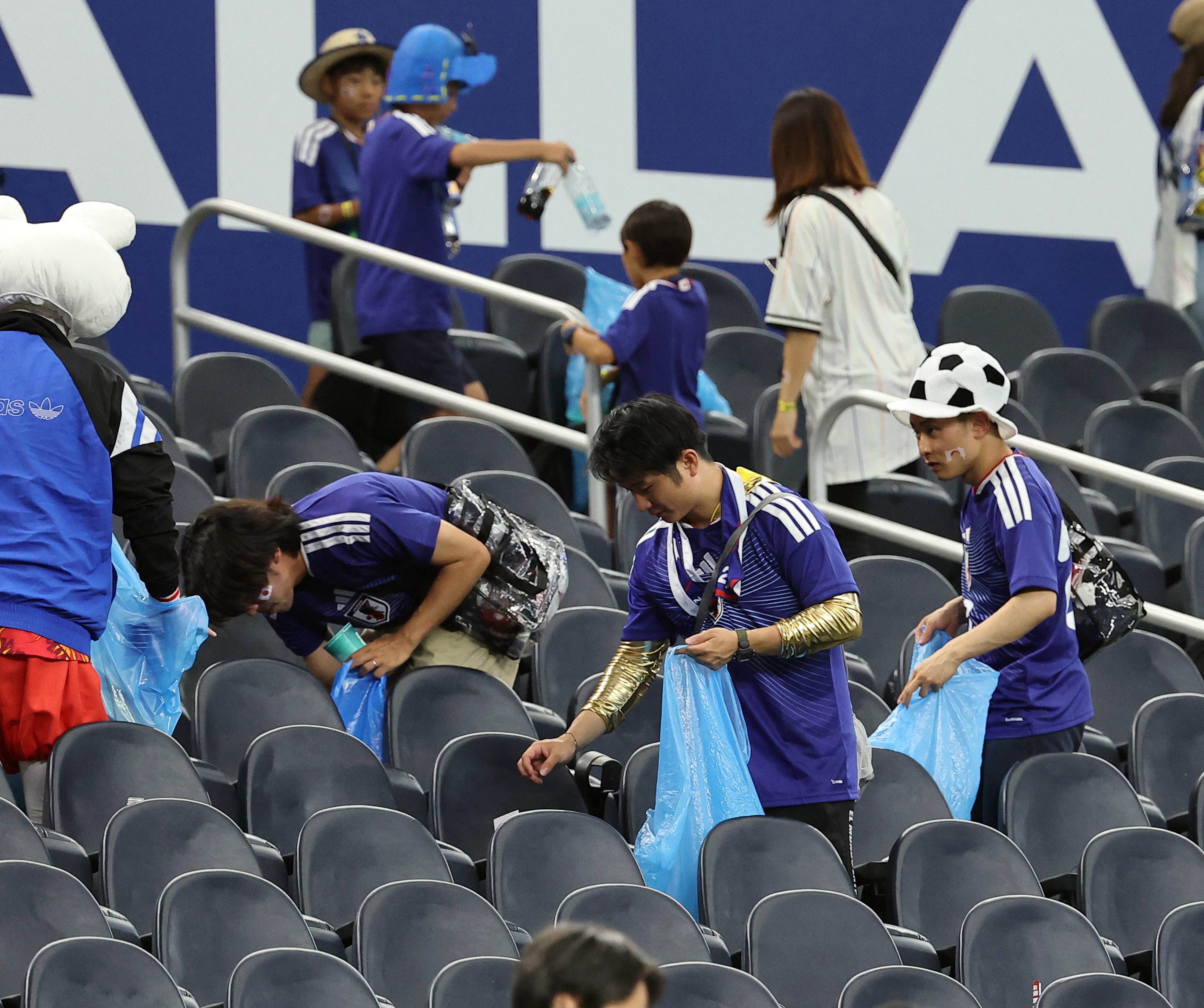 Aficionados japoneses recogen basura en las graderías tras el partido del Grupo F de la Copa Mundial de la FIFA 2026 entre Japón y Países Bajos en el Dallas Stadium, en Dallas, Texas, Estados Unidos, el 14 de junio de 2026. (The Yomiuri Shimbun). (Foto: Takuya Yoshino / The Yomiuri Shimbun vía AFP).